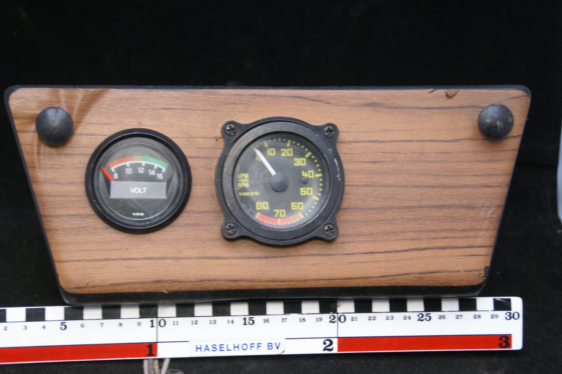 dashboard paneel met Voltmeter en toerenteller 160529-4828-0