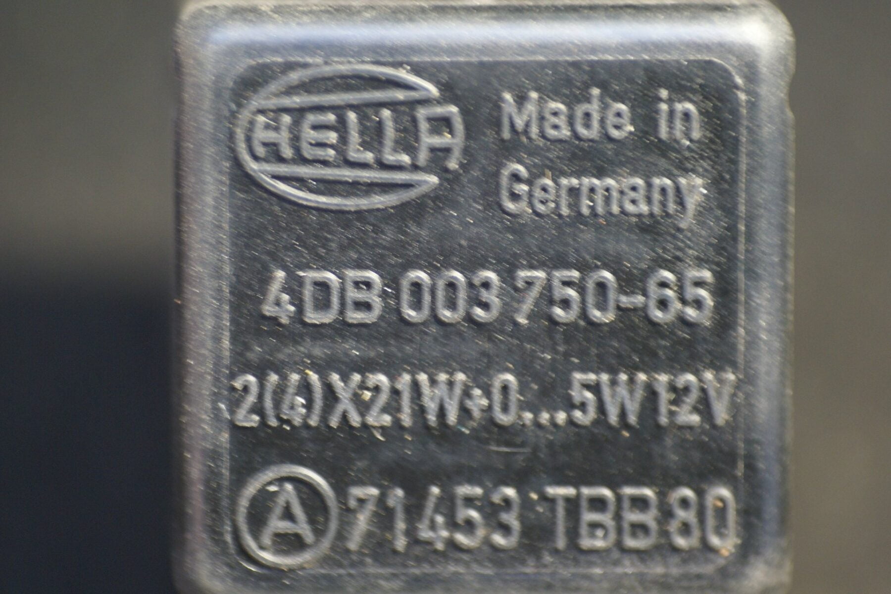 DSC01071 relais Volvo HELLA 71453 TBB80