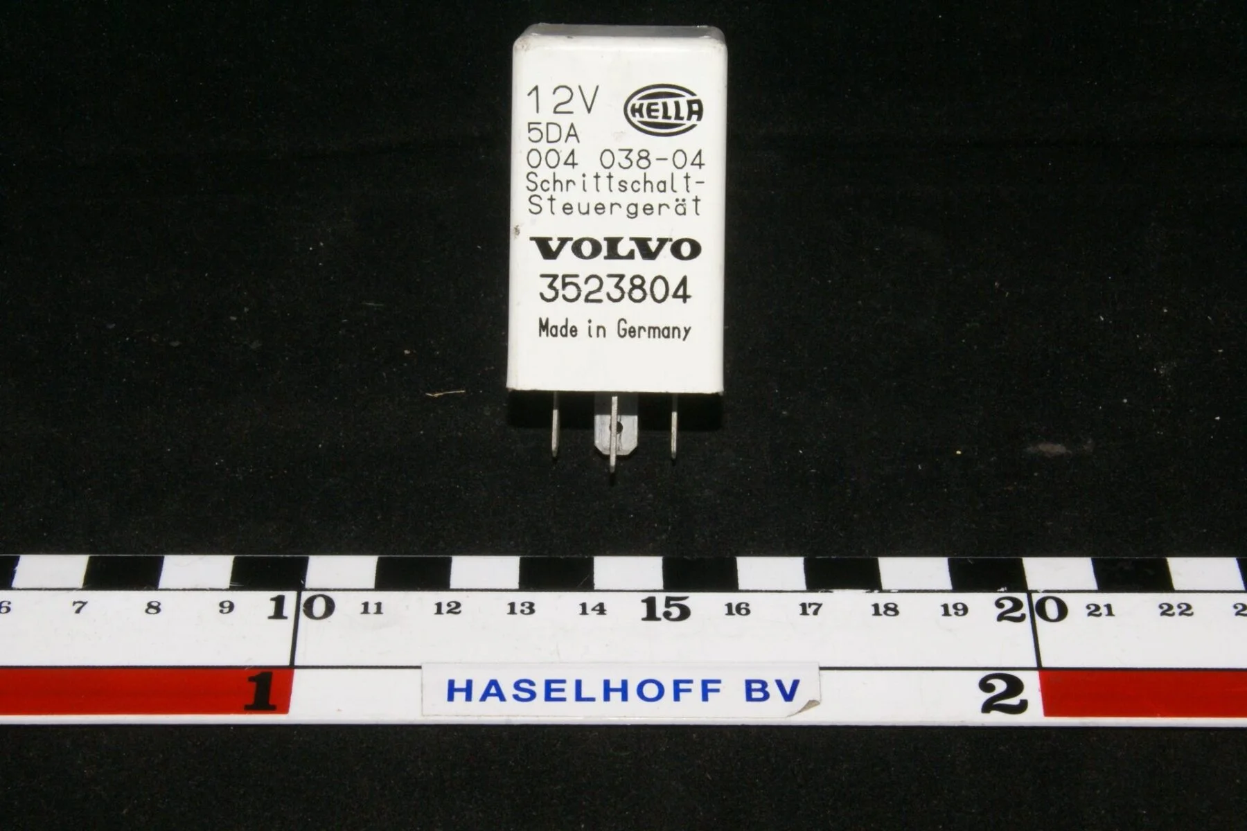 DSC01218 relais Volvo HELLA 5DA004038-04