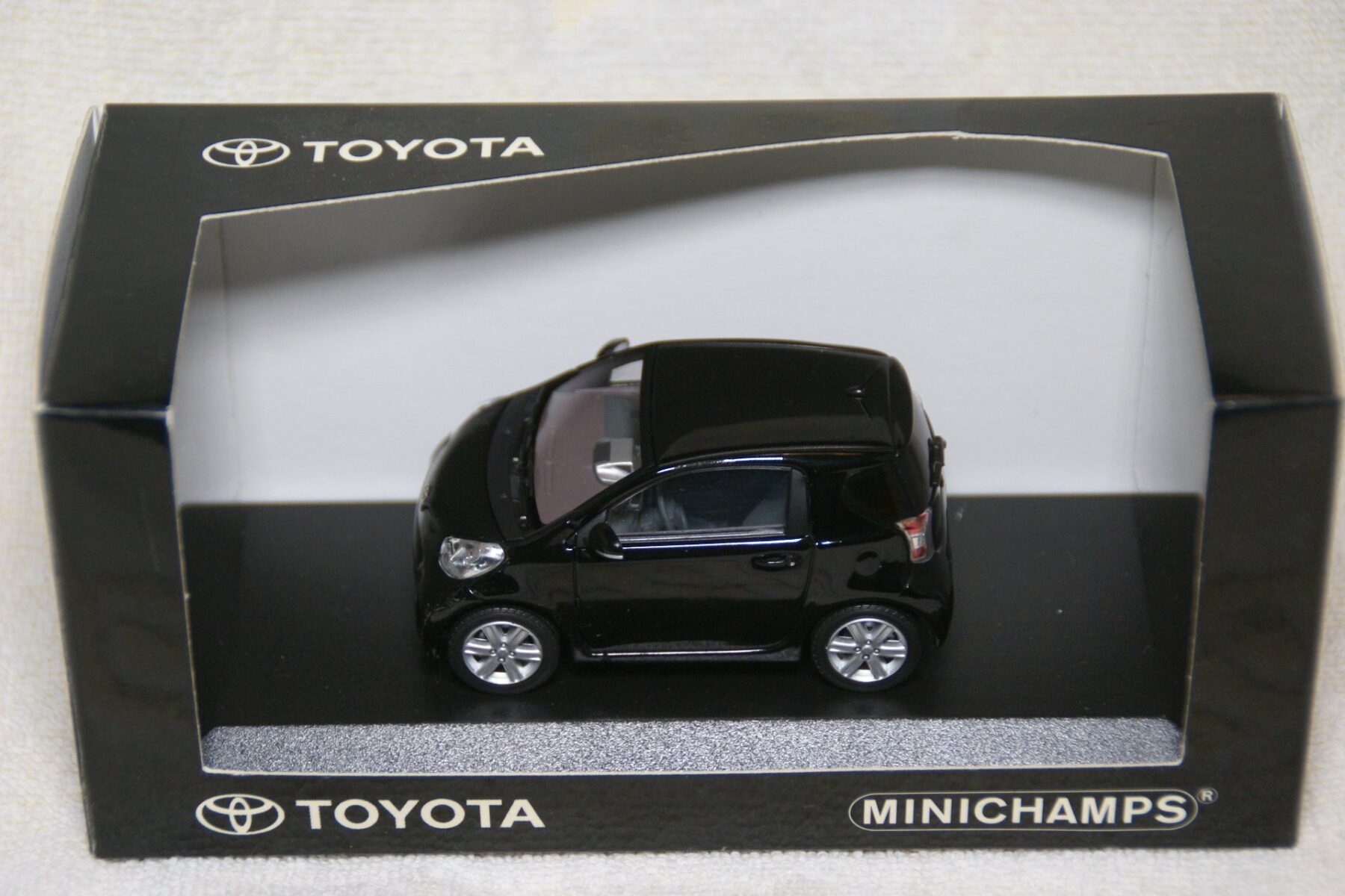 DSC08514 Toyota zwart 1op43 Minichamps MB