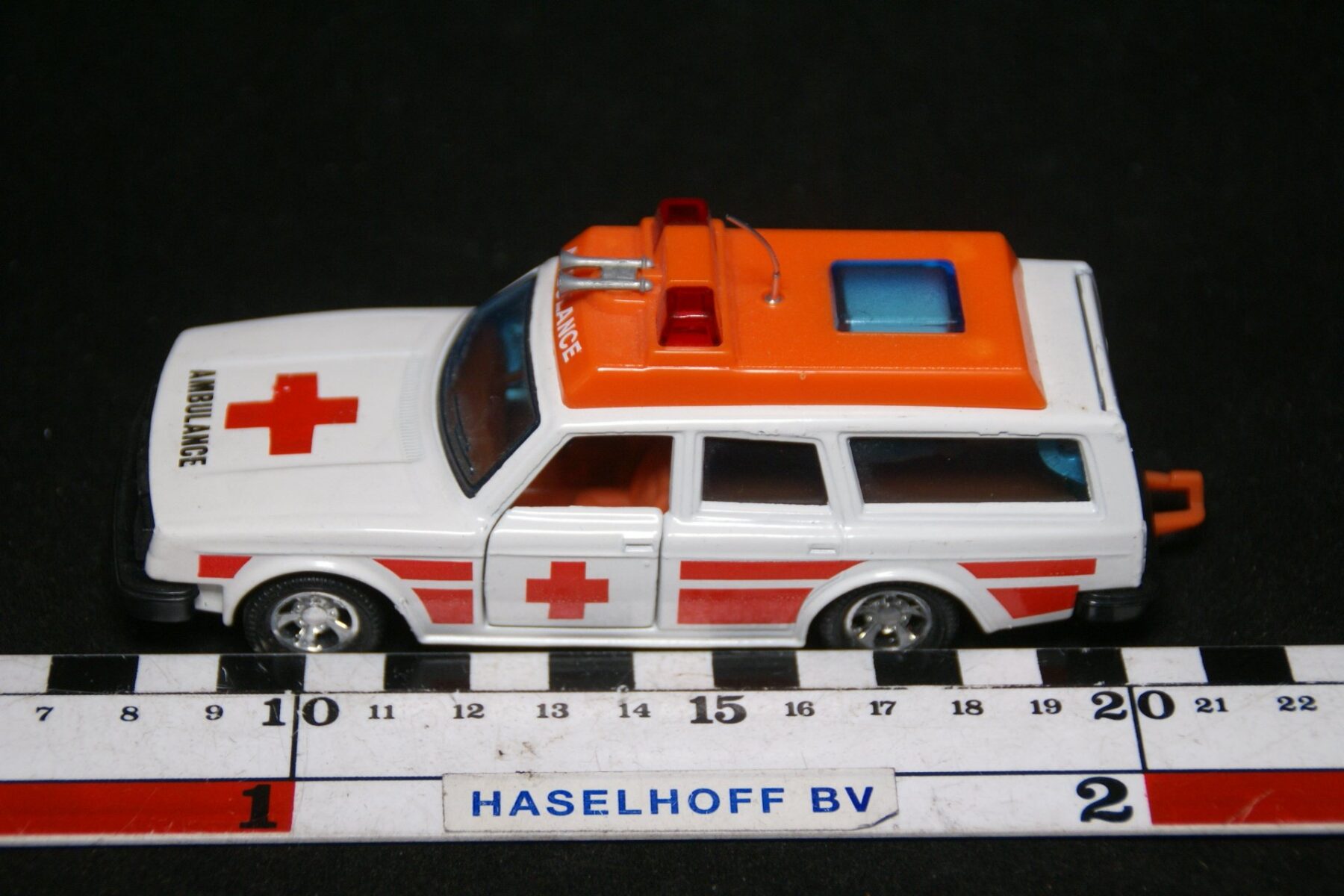 DSC08522 Volvo 245 ambulance ca 1op40 Matchbox K74 mint