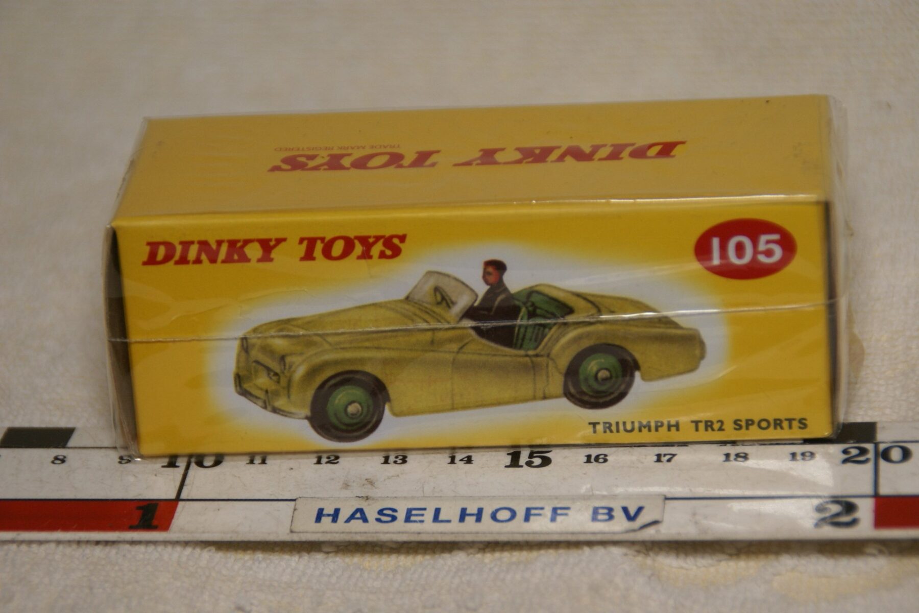 DSC08664 Triumph TR2 geel 1op43 Atlas Dinky Toys 4659128 MB
