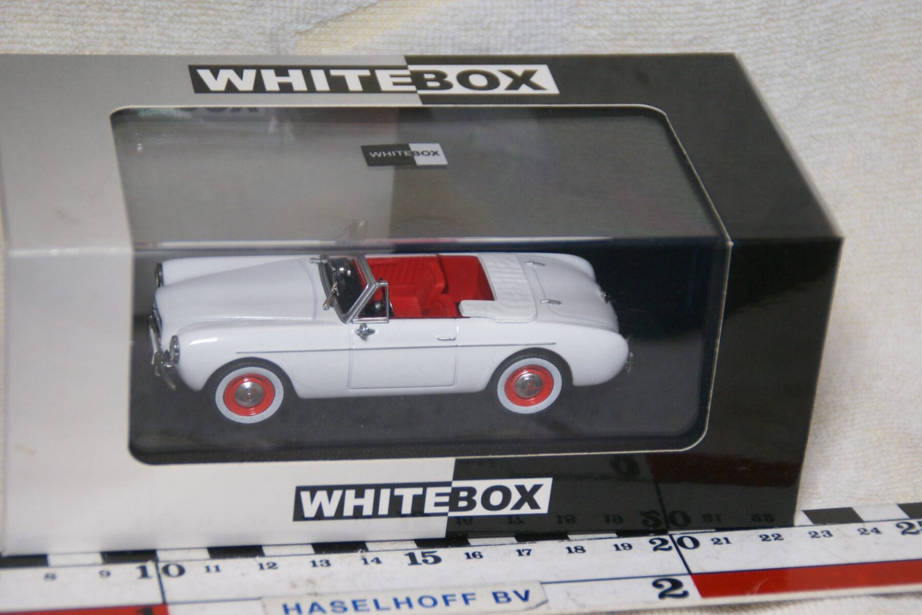 DSC08700 1955 Volvo P1900 wit 1op43 Whitebox 195269 MB