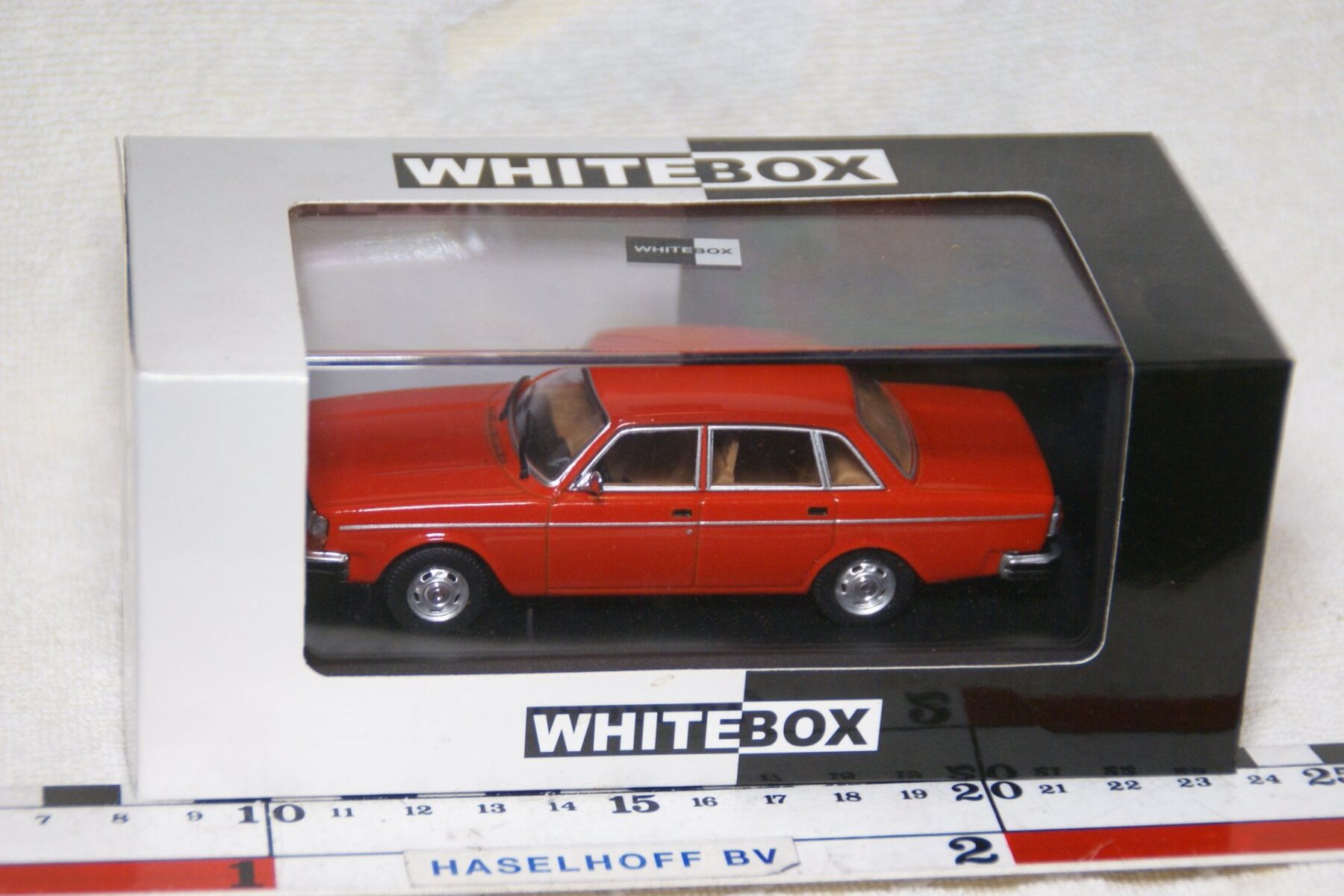 DSC08713 Volvo 244 rood 1op43 Whitebox 200027 MB