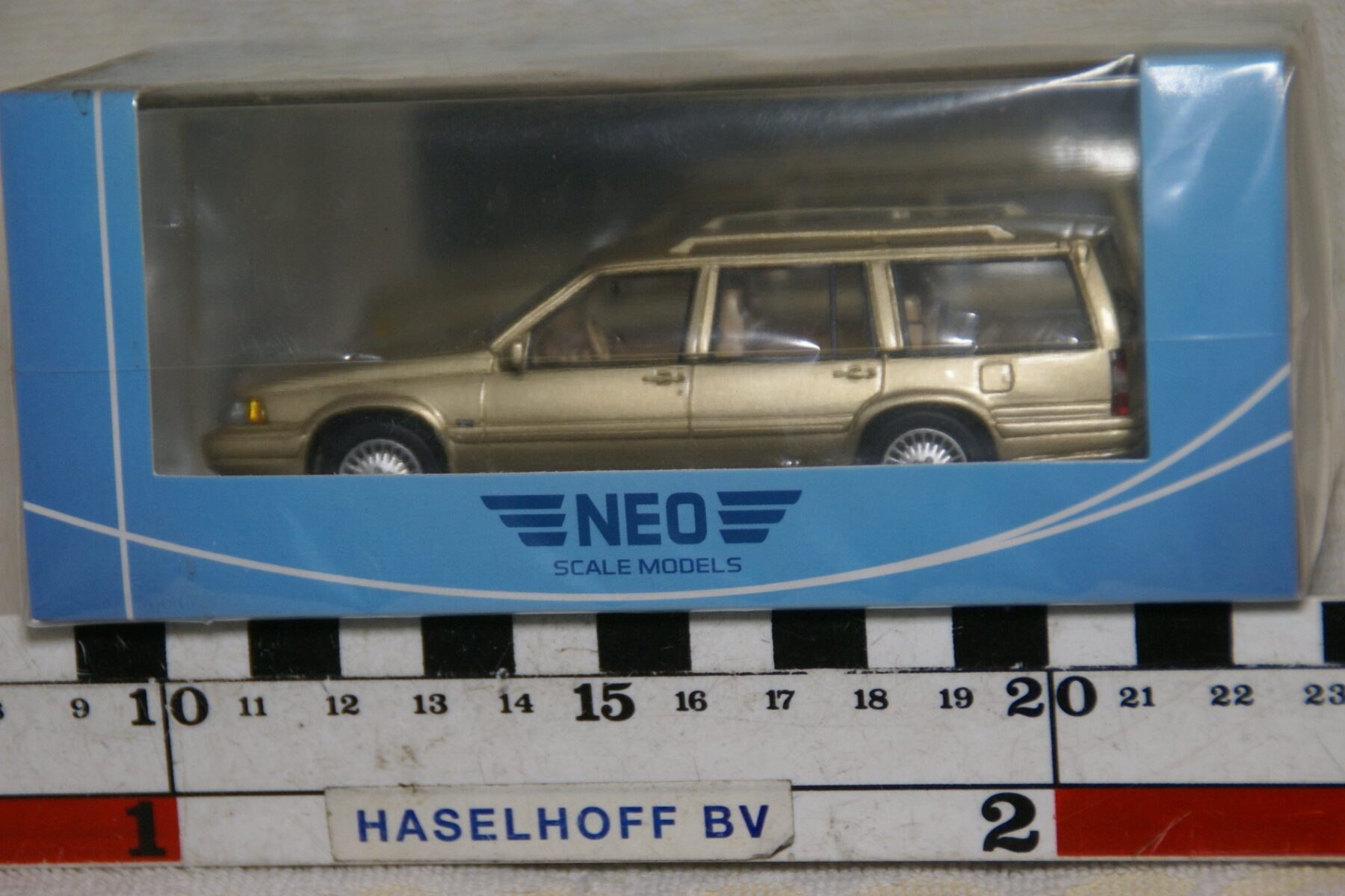 DSC08759 1996 Volvo 965 beige metallic 1op43 NEO 45463 MB
