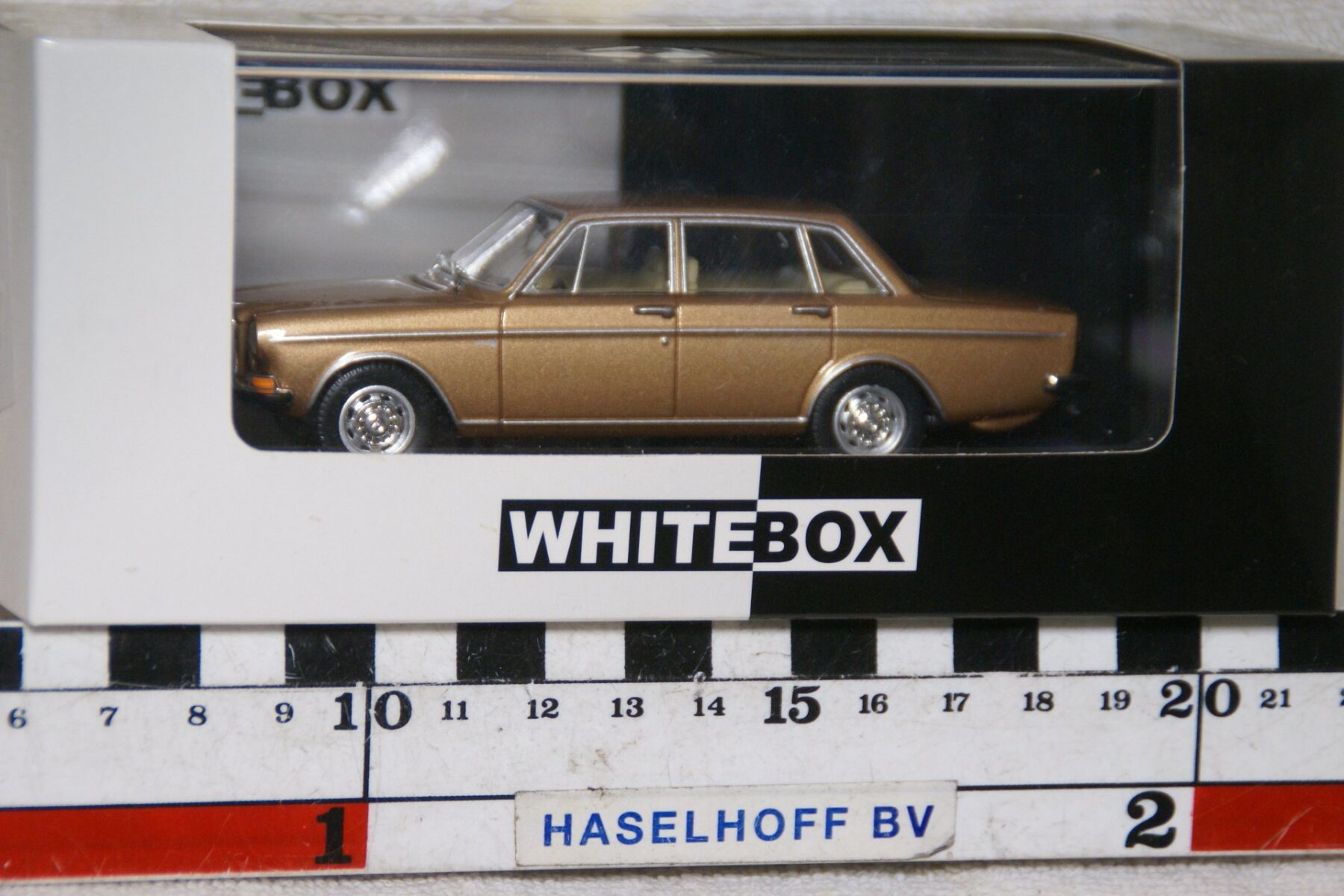 DSC08775 Volvo 164 goud 1op43 Whitebox 198331 MB