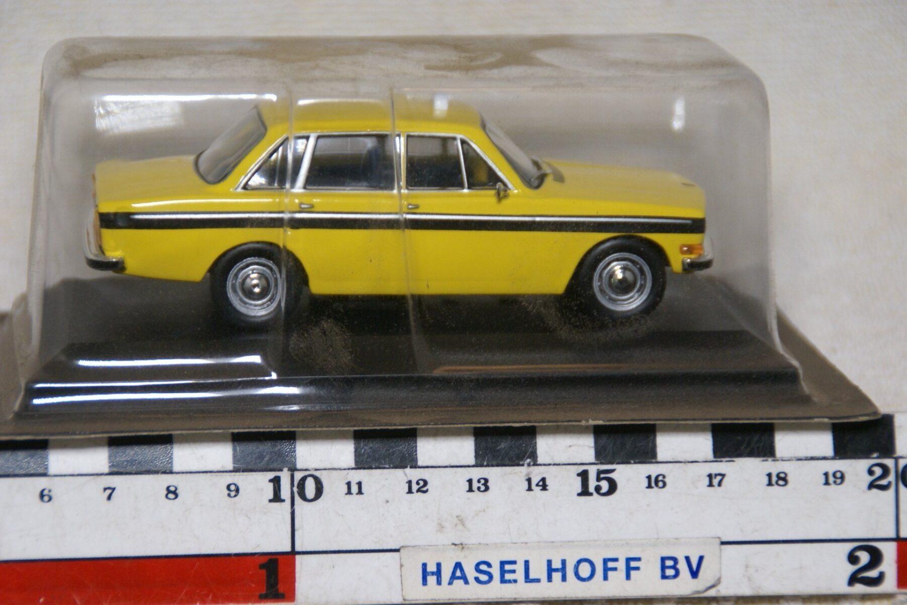 DSC08777 1970 Volvo 144 Stockholm  taxi geel, 1op43 03-044 MB