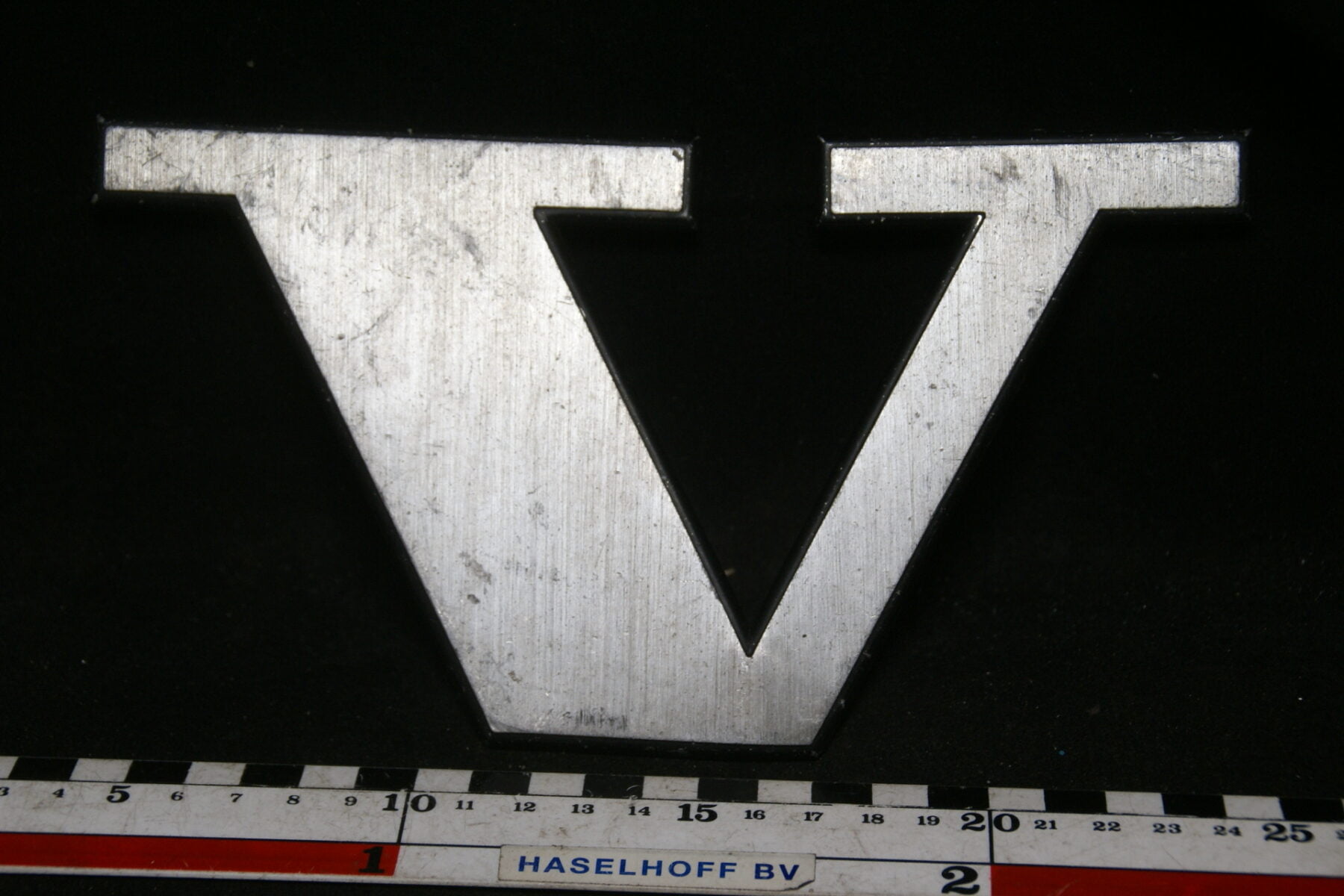 DSC00776 Volvo embleem letter V