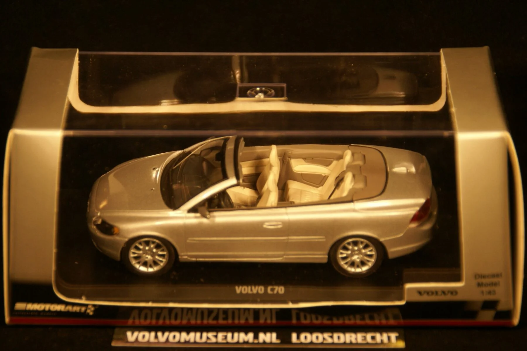 DSC02339 miniatuur Volvo C70 cabriolet zilvermet 1op43 Motorart VFL1230 MB