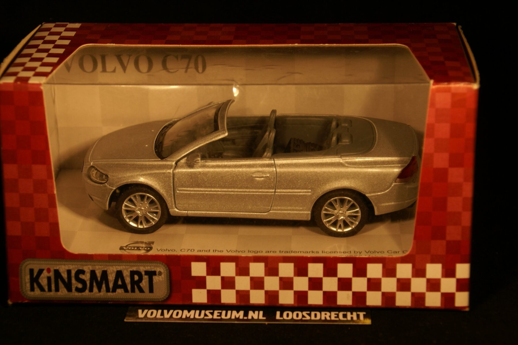 DSC02344 miniatuur Volvo C70 cabriolet zilvermet 1op43 Kinsmart 107955 MB