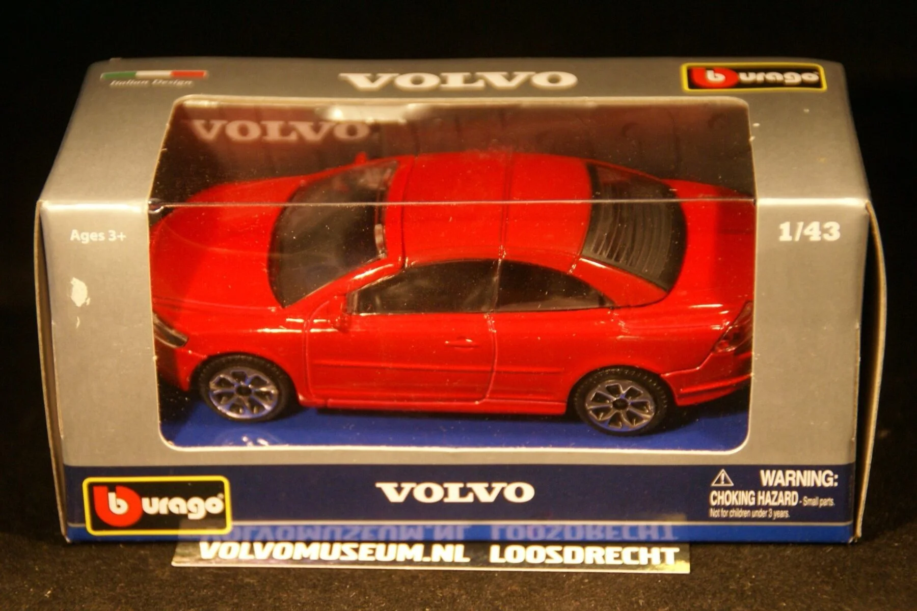 DSC02352 miniatuur Volvo CC70 cabriolet rood 1op43 Bburago 300006 MB