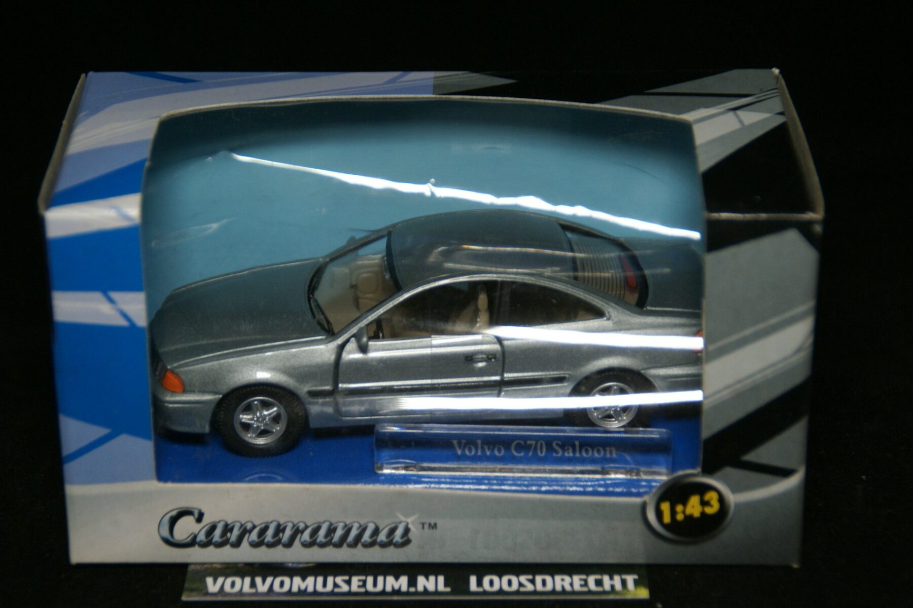 DSC02367 miniatuur Volvo C70 coupe grijsmet 1op43 Carrarama MB