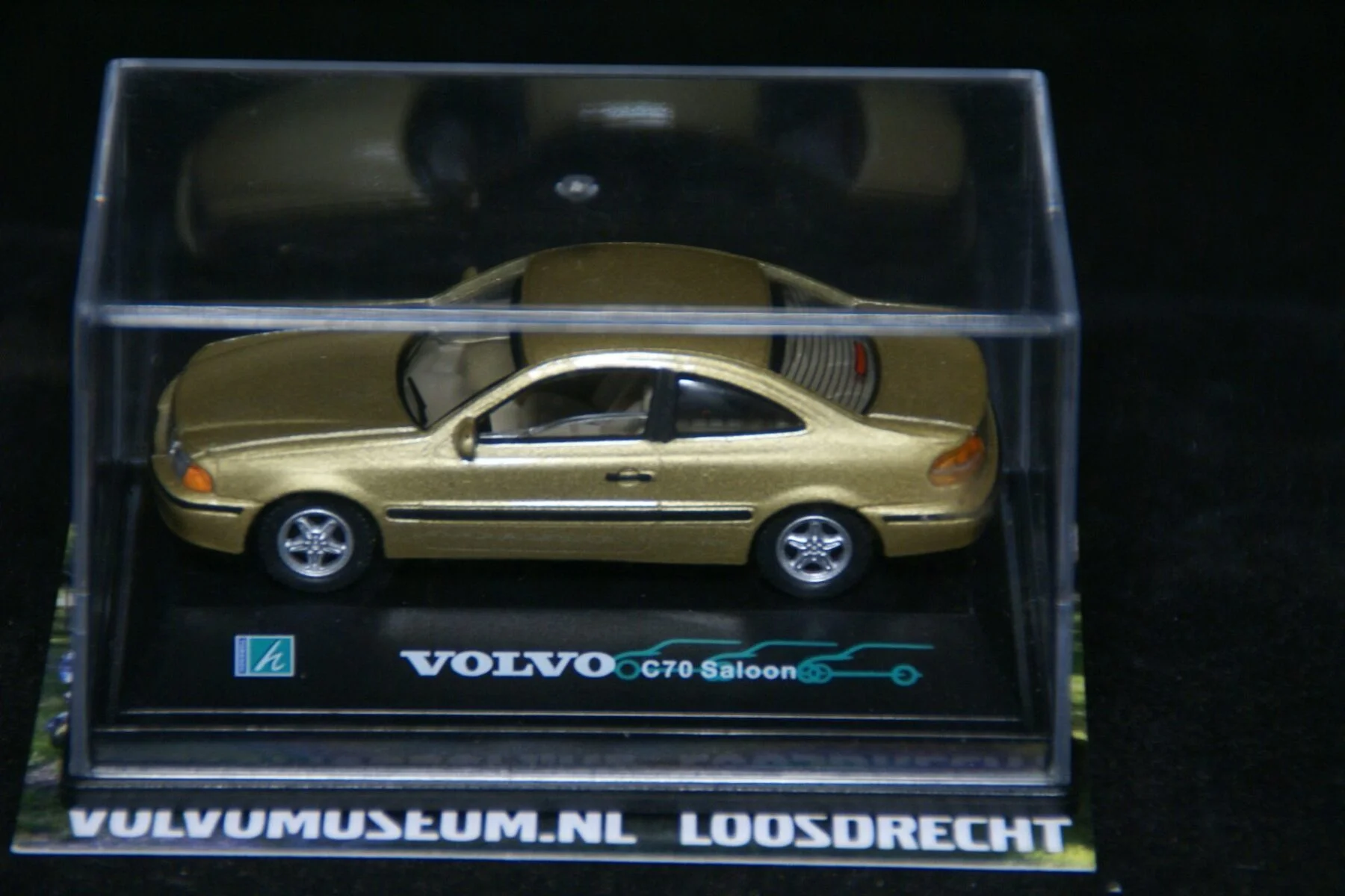 DSC02376 miniatuur Volvo C70 coupe goudmet ca 1op75 Brio MB