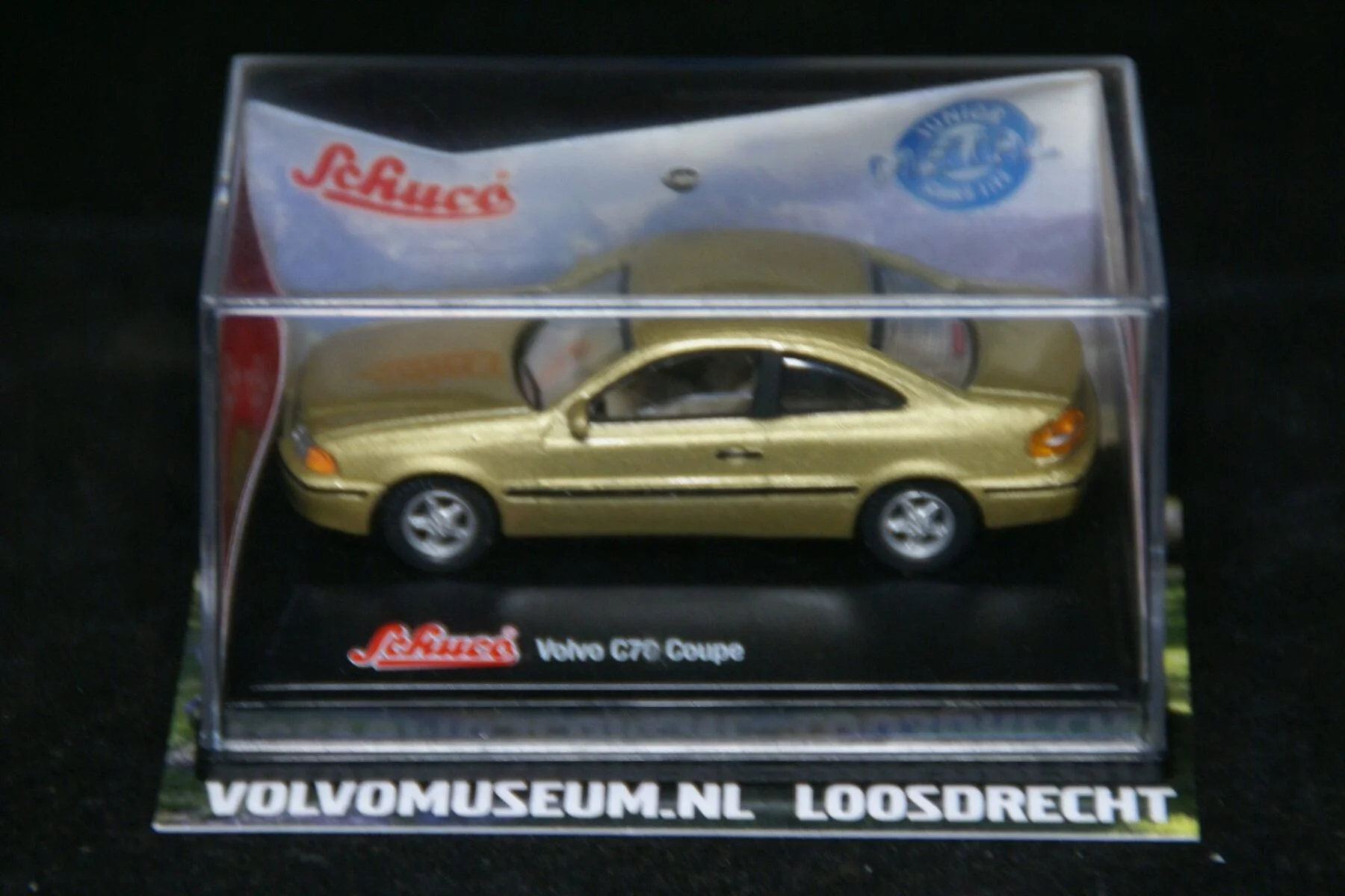 DSC02379 miniatuur Volvo C70 coupe goudmet 1op72 Schuco MB