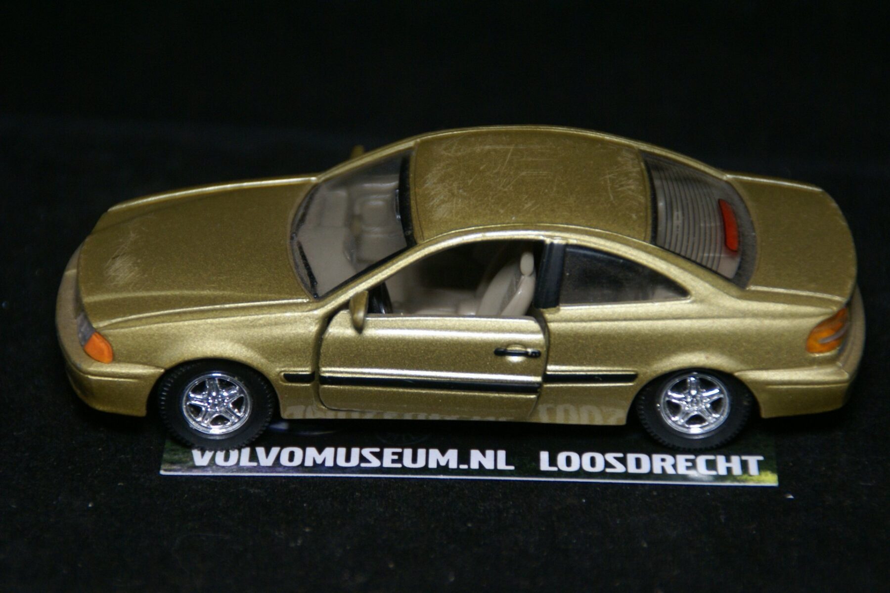 DSC02380 miniatuur Volvo C70 coupe goudmet 1op43 Brio Mint