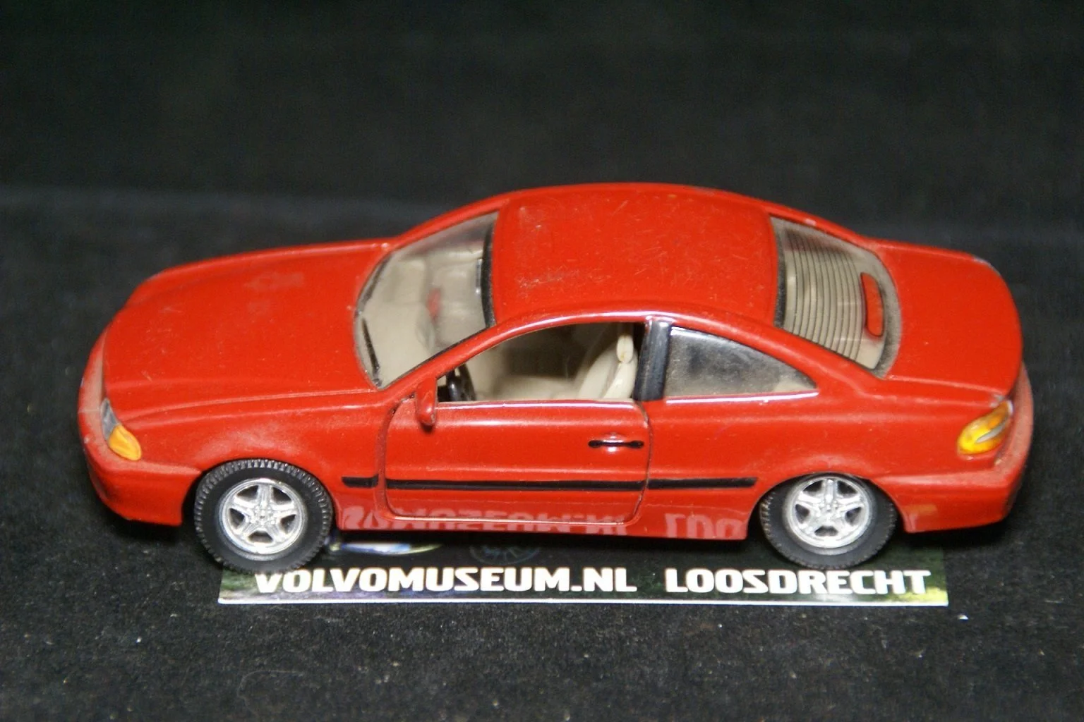 DSC02381a miniatuur Volvo C70 coupe rood 1op43 Brio Mint