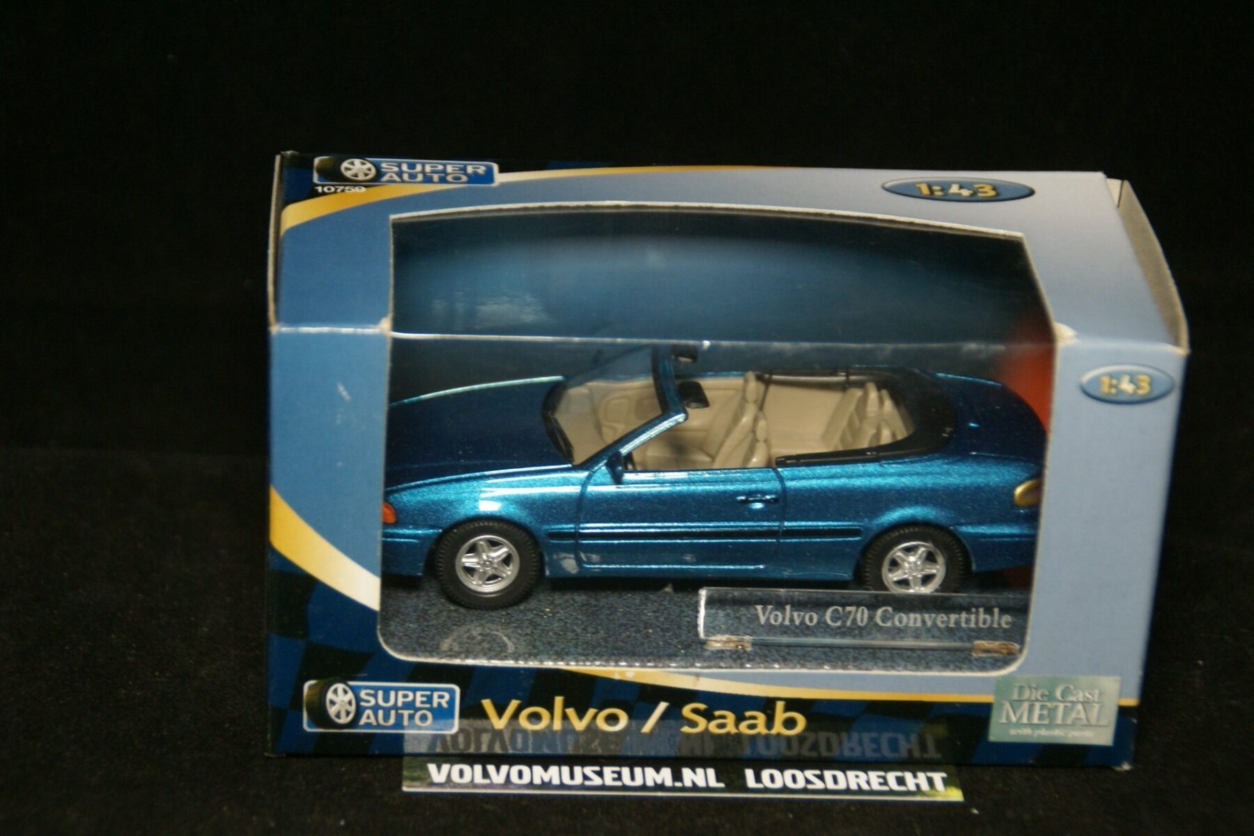 DSC02384 miniatuur Volvo C70 cabriolet blauwmet met naambordje  1op43 Superauto MB