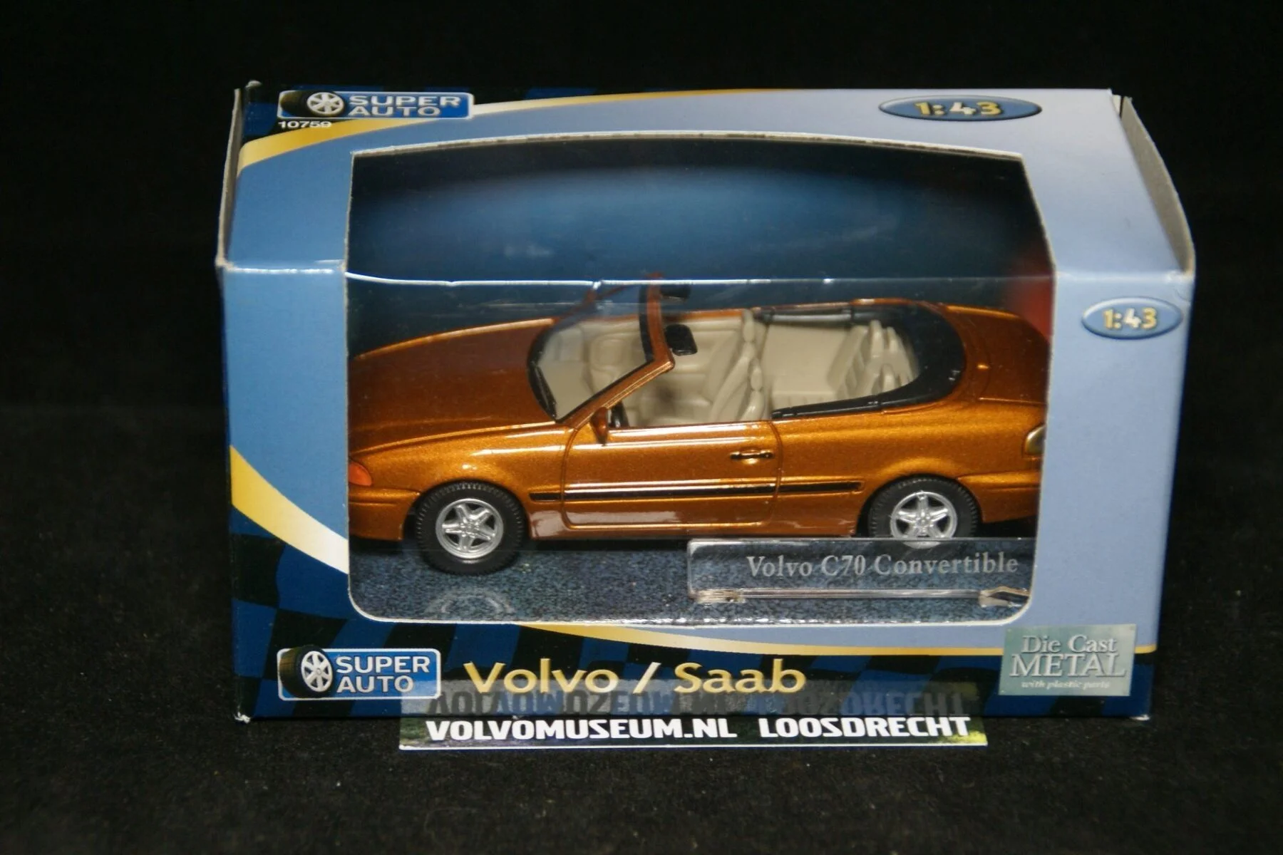 DSC02385 miniatuur Volvo C70 cabriolet goudmet met naambordje  1op43 Superauto MB