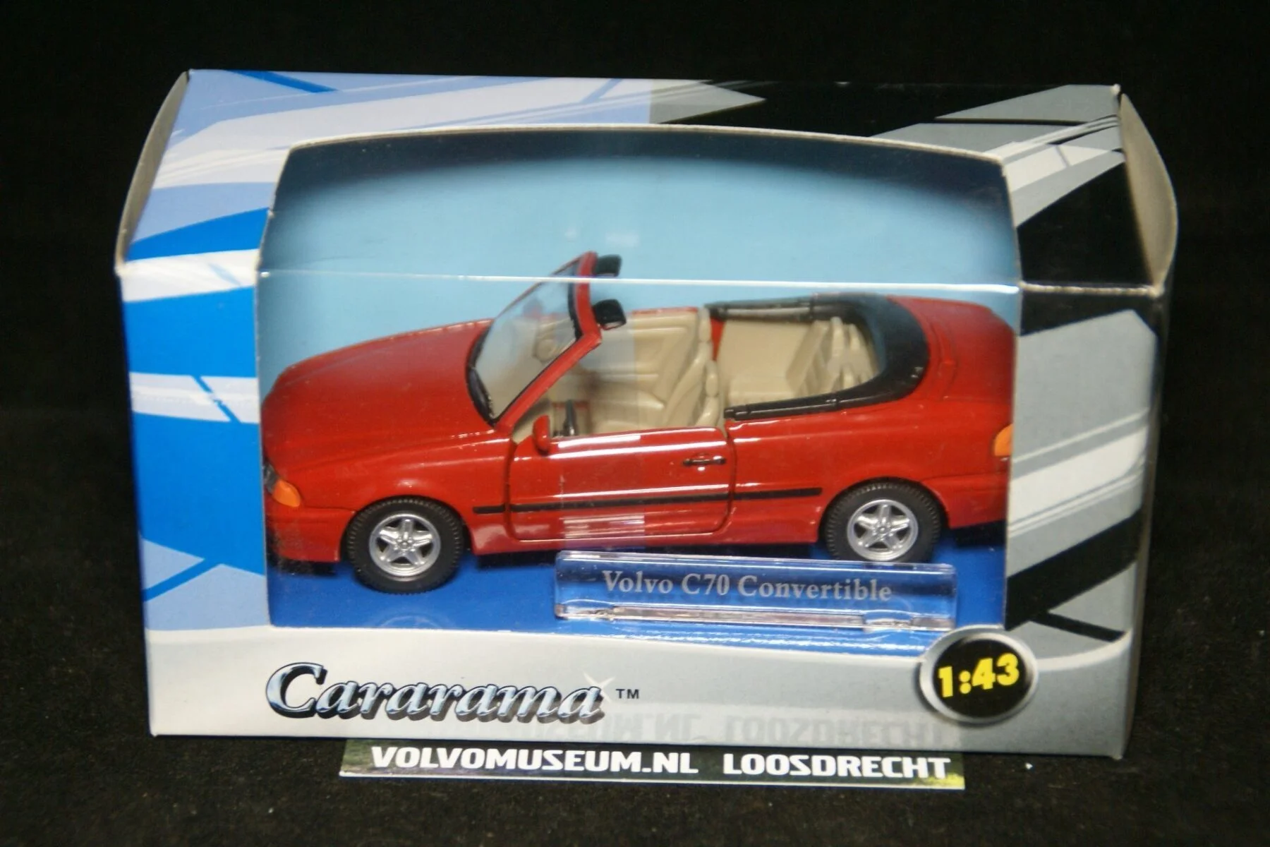 DSC02386 miniatuur Volvo C70 cabriolet rood met naambordje 1op43 Carrarama MB