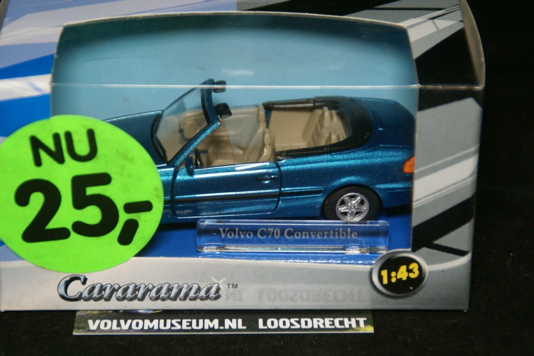 DSC02389 miniatuur Volvo C70 cabriolet blauwmet met naambordje 1op43 Carrarama MB