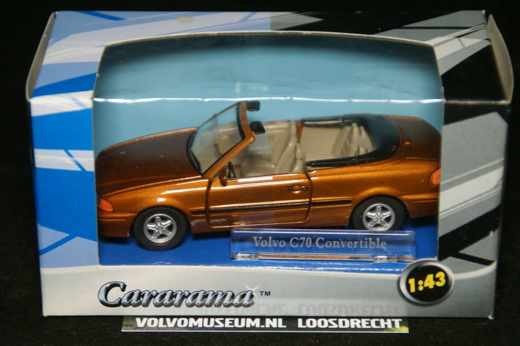 DSC02390 miniatuur Volvo C70 cabriolet goudmet met naambordje 1op43 Carrarama MB
