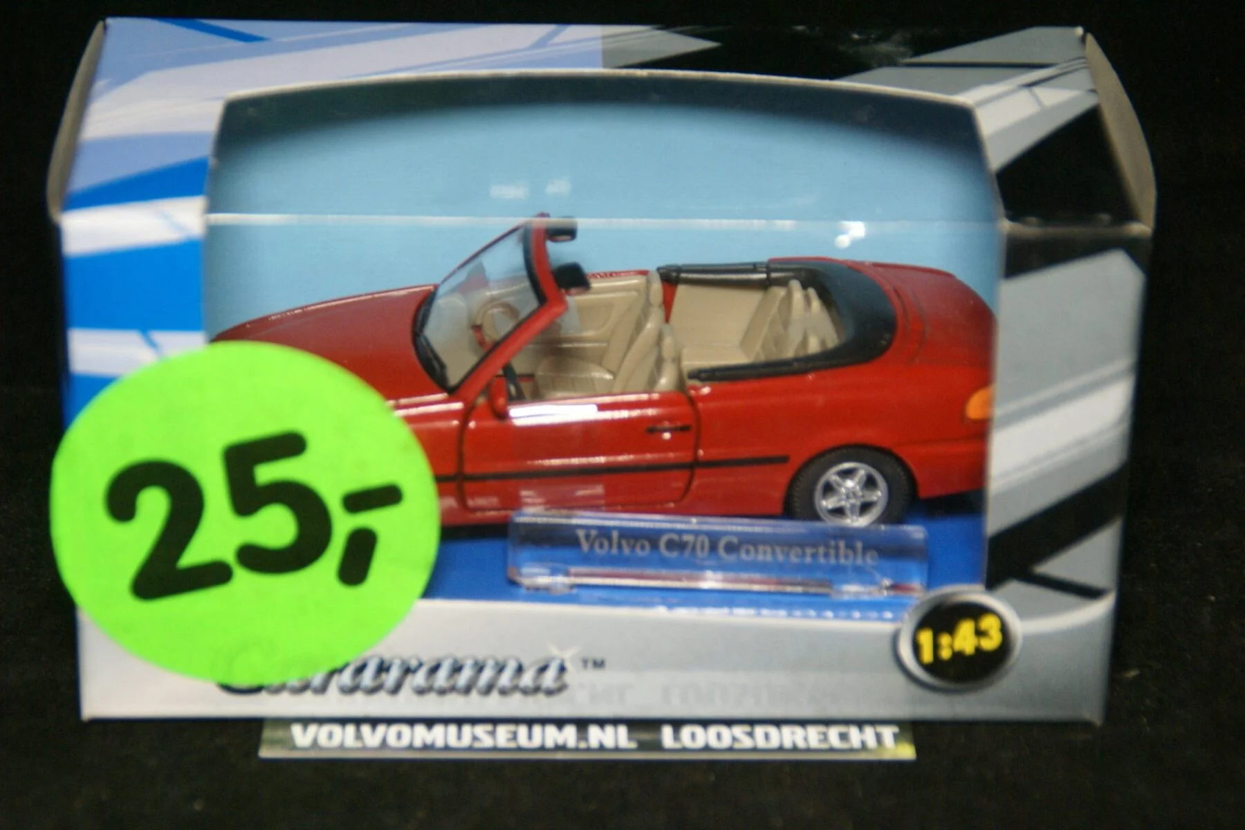 DSC02394 miniatuur Volvo C70 cabriolet rood met naambordje 1op43 Carrarama MB