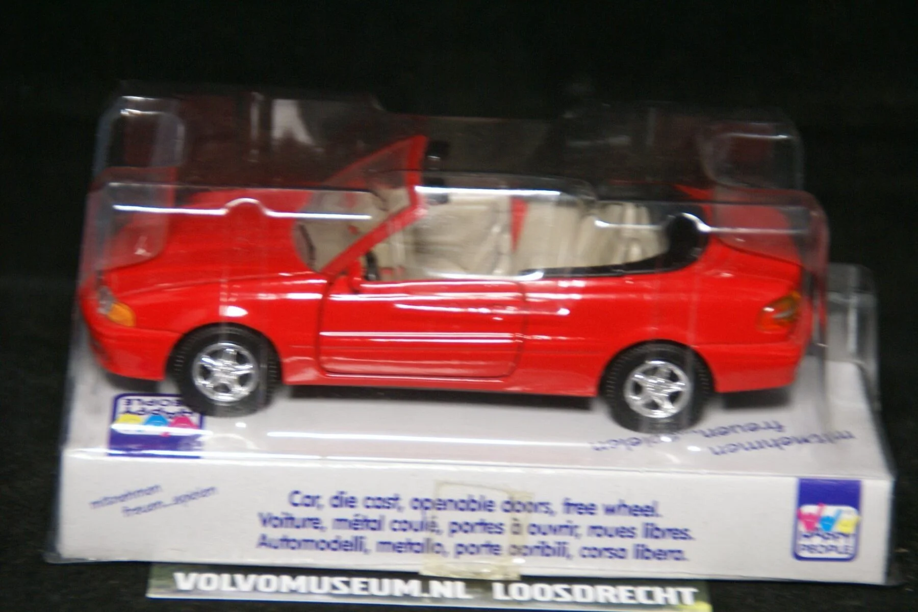 DSC02402 miniatuur Volvo C70 cabriolet rood 1op43 Happy People MB