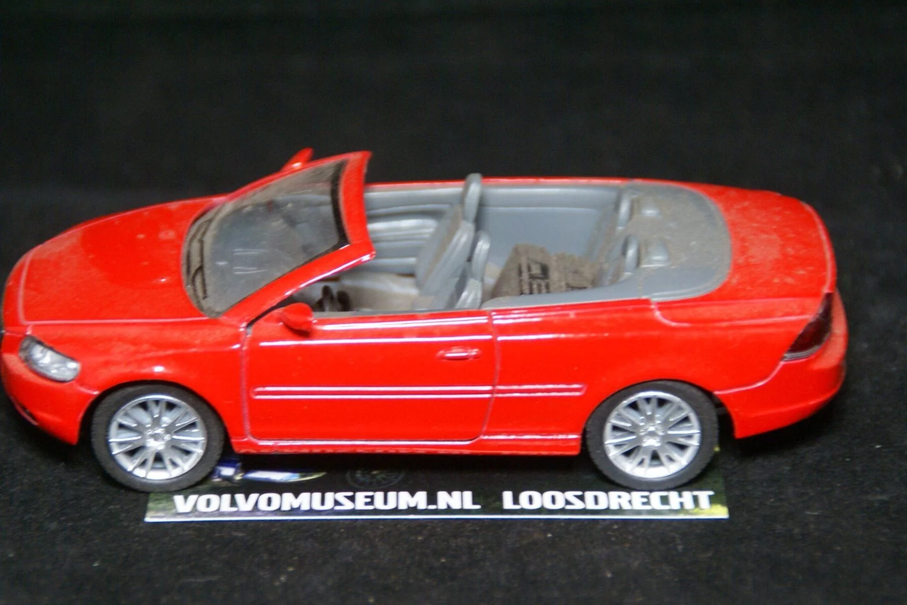 DSC02403 miniatuur Volvo C70 cabriolet rood 1op24 Bburago mint, stoffig