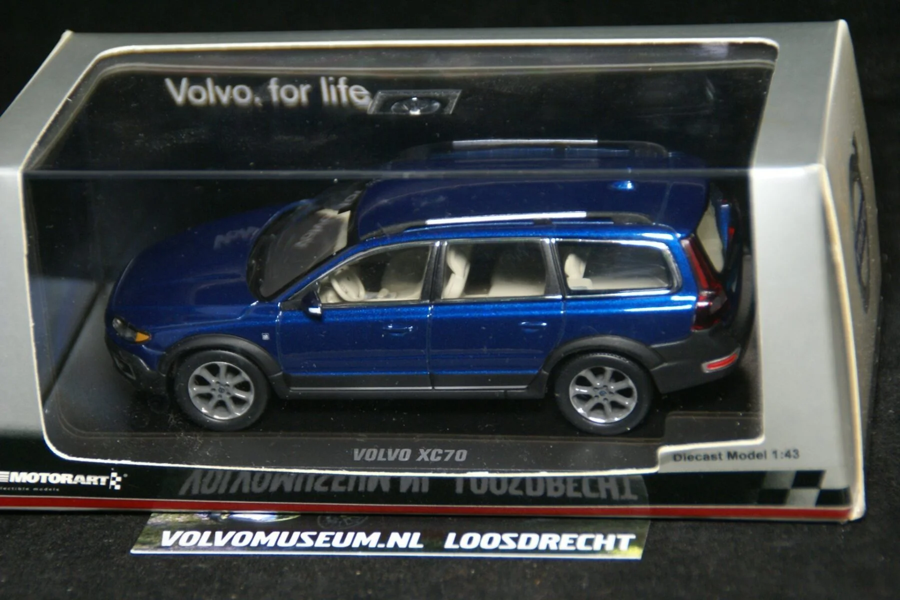 DSC02405 miniatuur Volvo XC70 blauwmet 1op43 Motorart MB