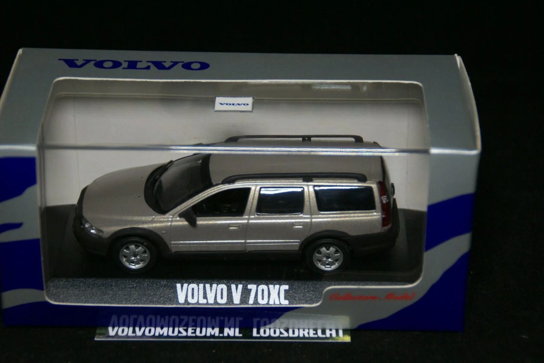DSC02406 miniatuur Volvo XC70 grijsmet 1op43 Volvo (Minichamps) MB