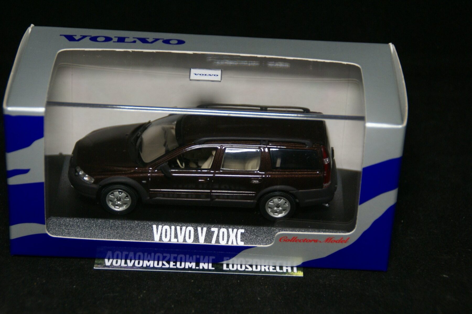 DSC02407 miniatuur Volvo XC70 bruinmet 1op43 Volvo (Minichamps) MB
