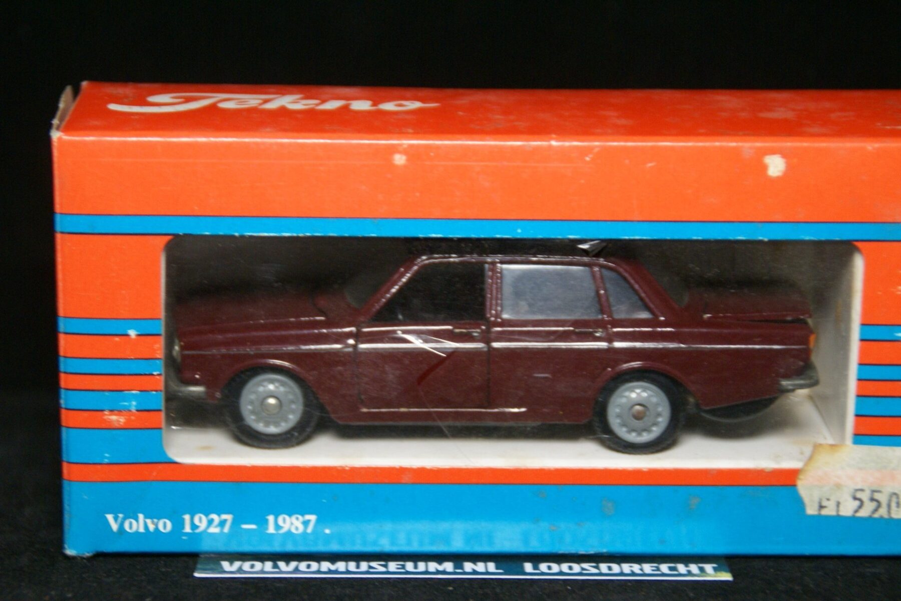 DSC02411 miniatuur Volvo 144 rood 1op43 Tekno Holland MB