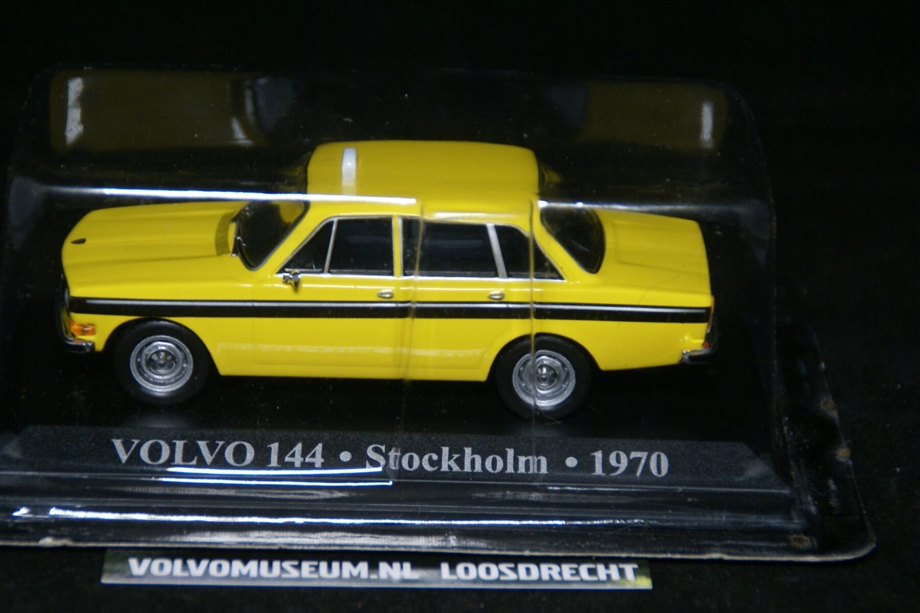 DSC02413 miniatuur Volvo 144 geel TAXI Stockholm 1op43 MB