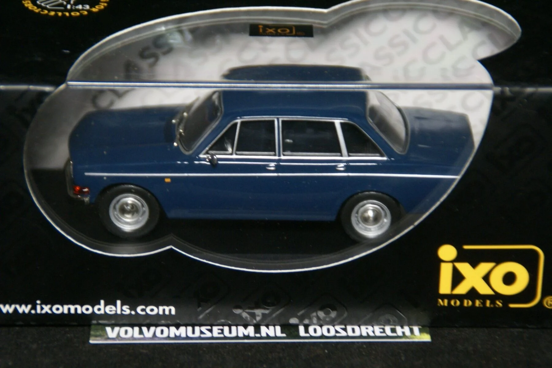DSC02414 miniatuur Volvo 144 blauw 1op43 IXO MB
