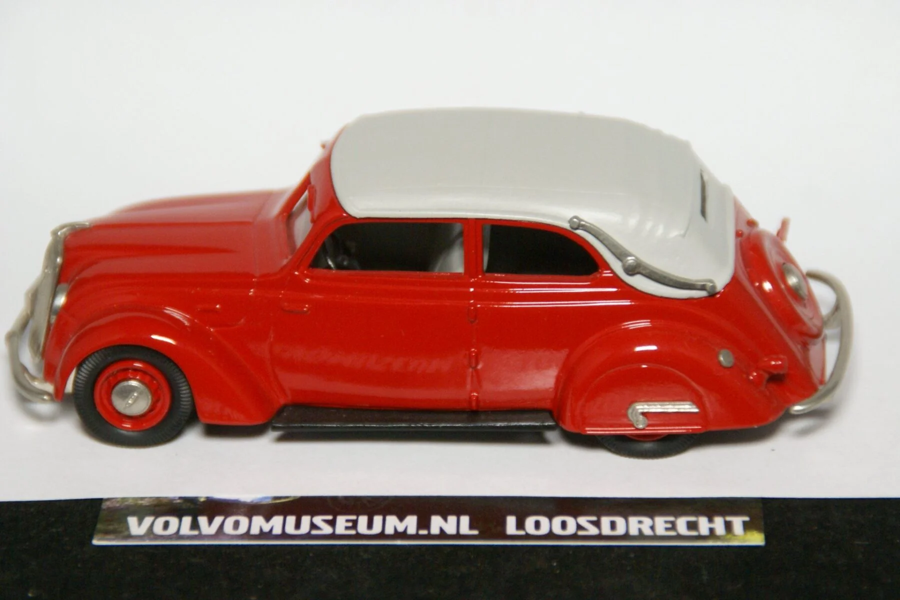 DSC02427 miniatuur 1935 Volvo PV36 Carioca cabriolet rood 1op43 Robeddy RE16a 1 van 200 MB
