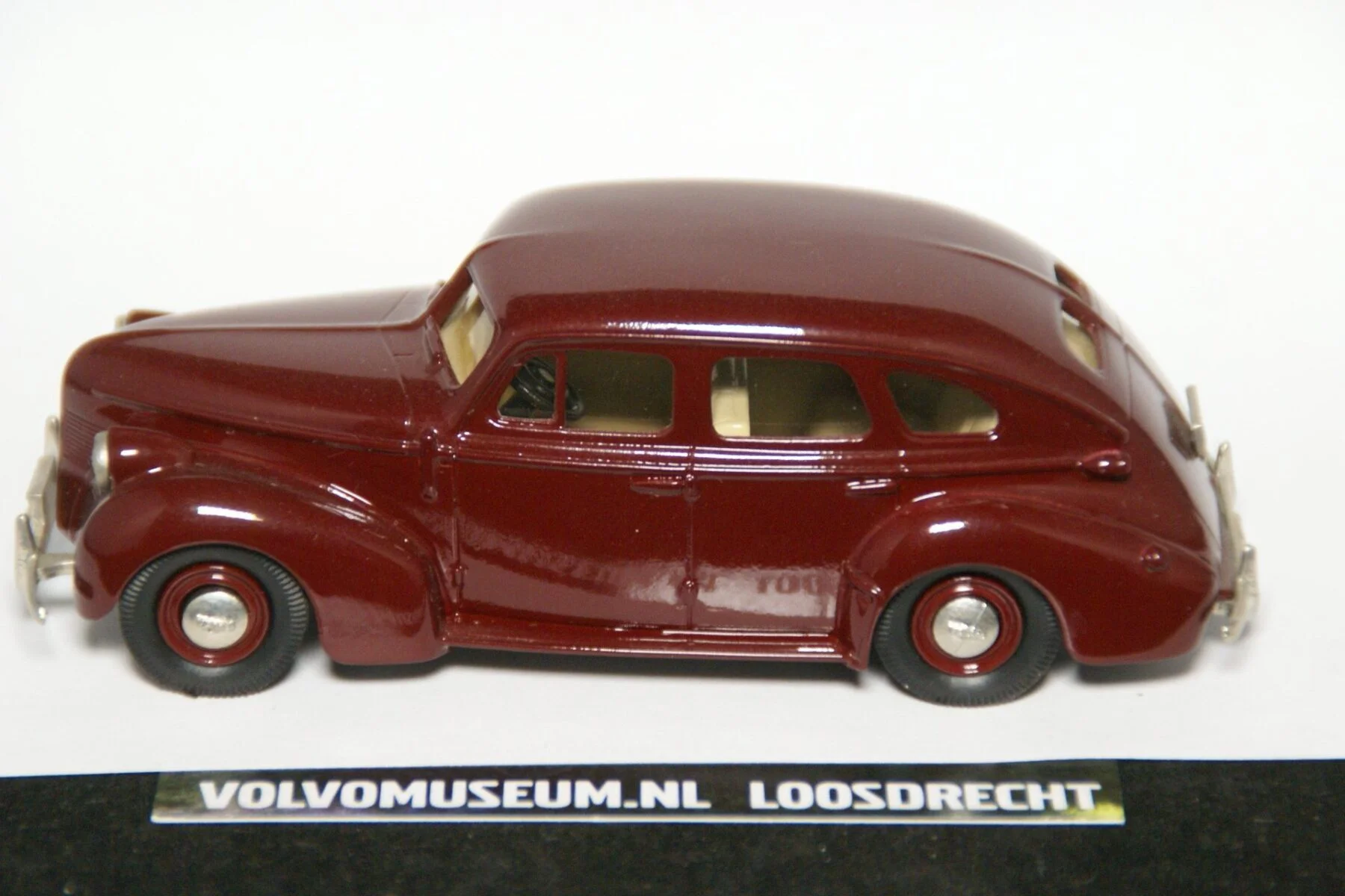 DSC02431 miniatuur 1950 Volvo PV60 rood 1op43 Robeddy RE5 MB
