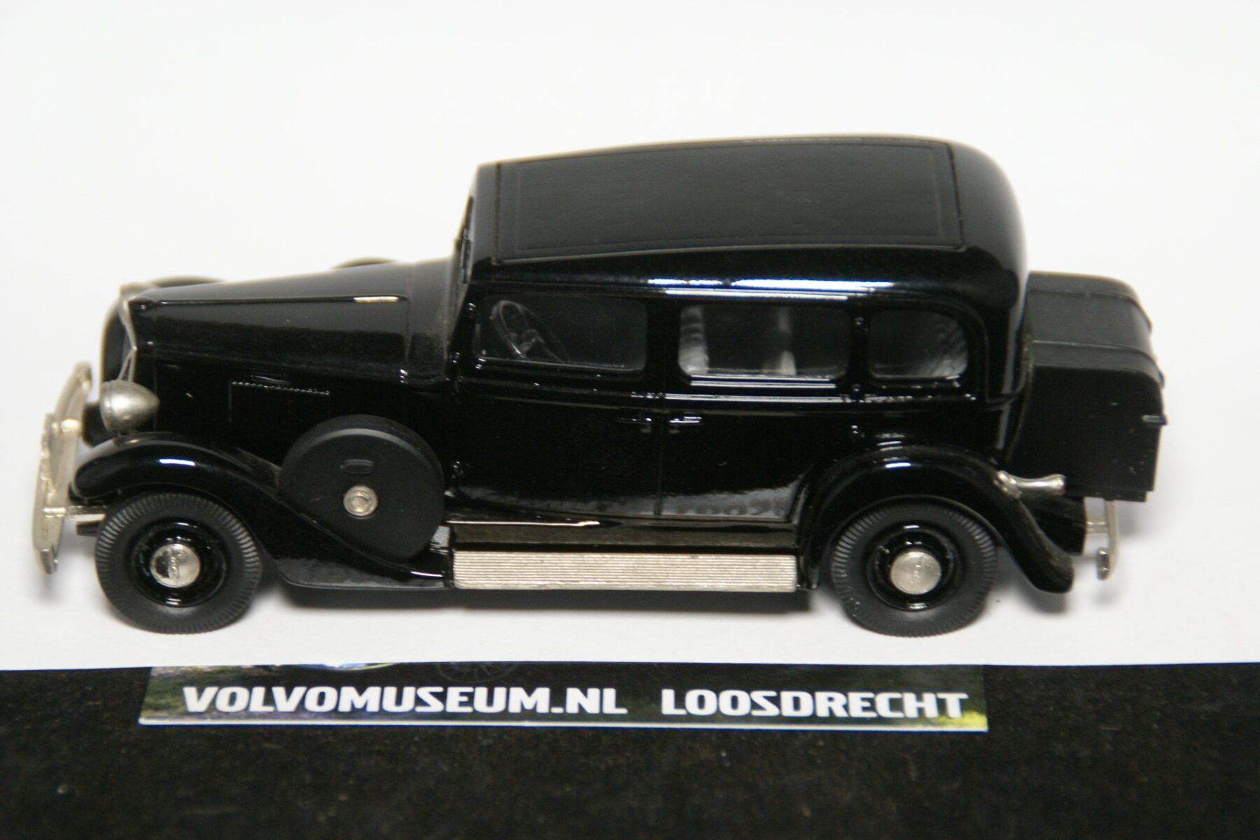 DSC02433 miniatuur 1937 Volvo TR704 zwart 1op43 Robeddy RE14 1 van 400 MB