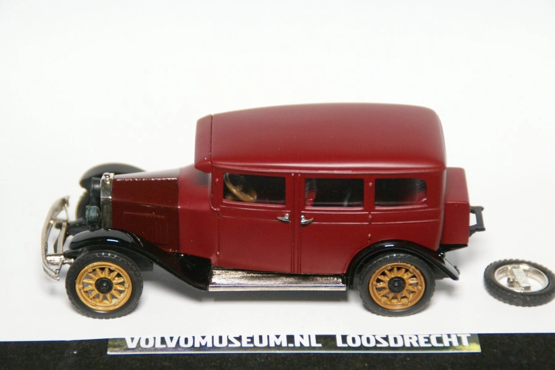 DSC02446 miniatuur 1928 Volvo PV4 rood 1op43 Robeddy RE31c 1 van 400 MB
