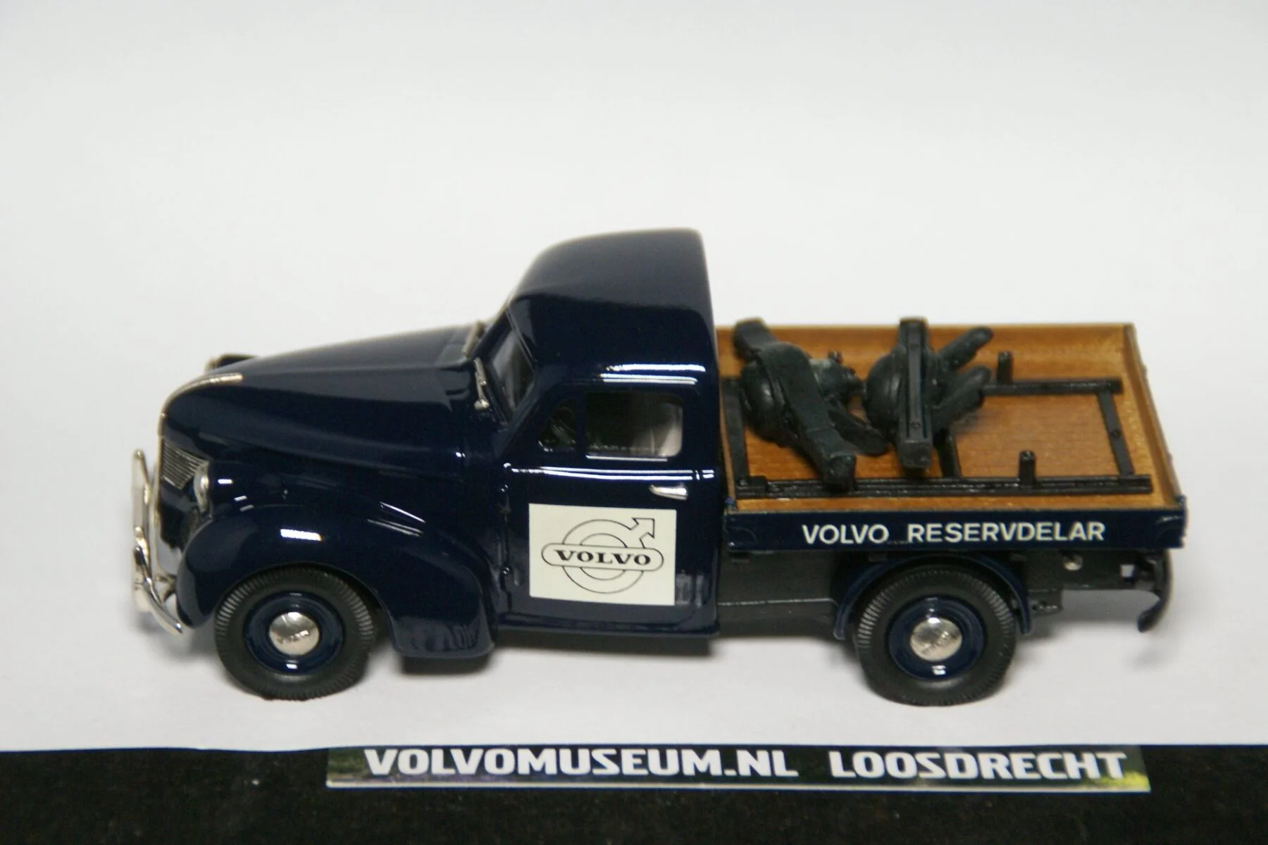 DSC02448 miniatuur 1950 Volvo PV60 pickup blauw met assen 1op43 Robeddy RE30c 1 van 400 MB