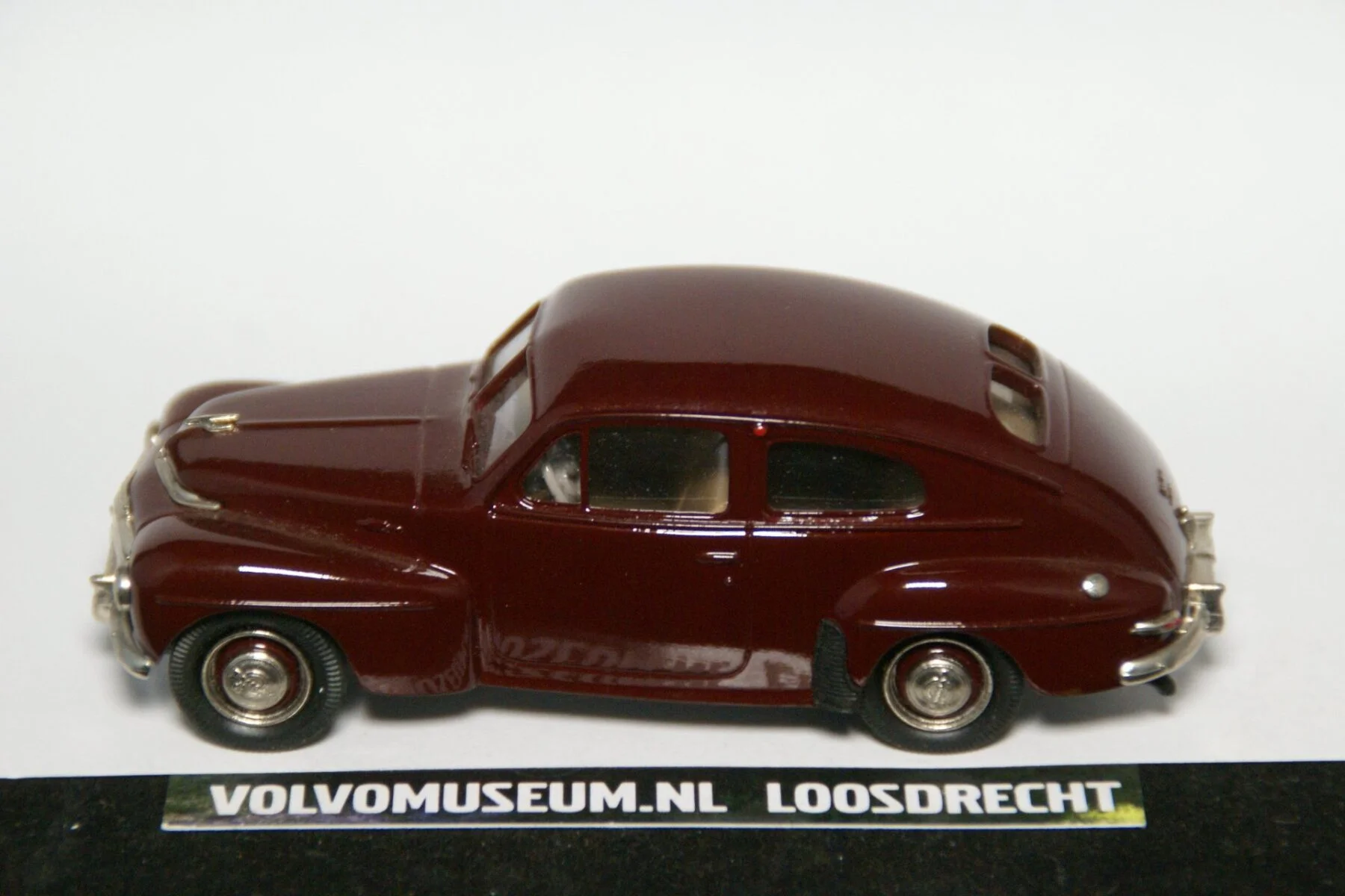 DSC02450 miniatuur 1953 Volvo PV444 rood 1op43 Robeddy RE19b 1 van 400 MB