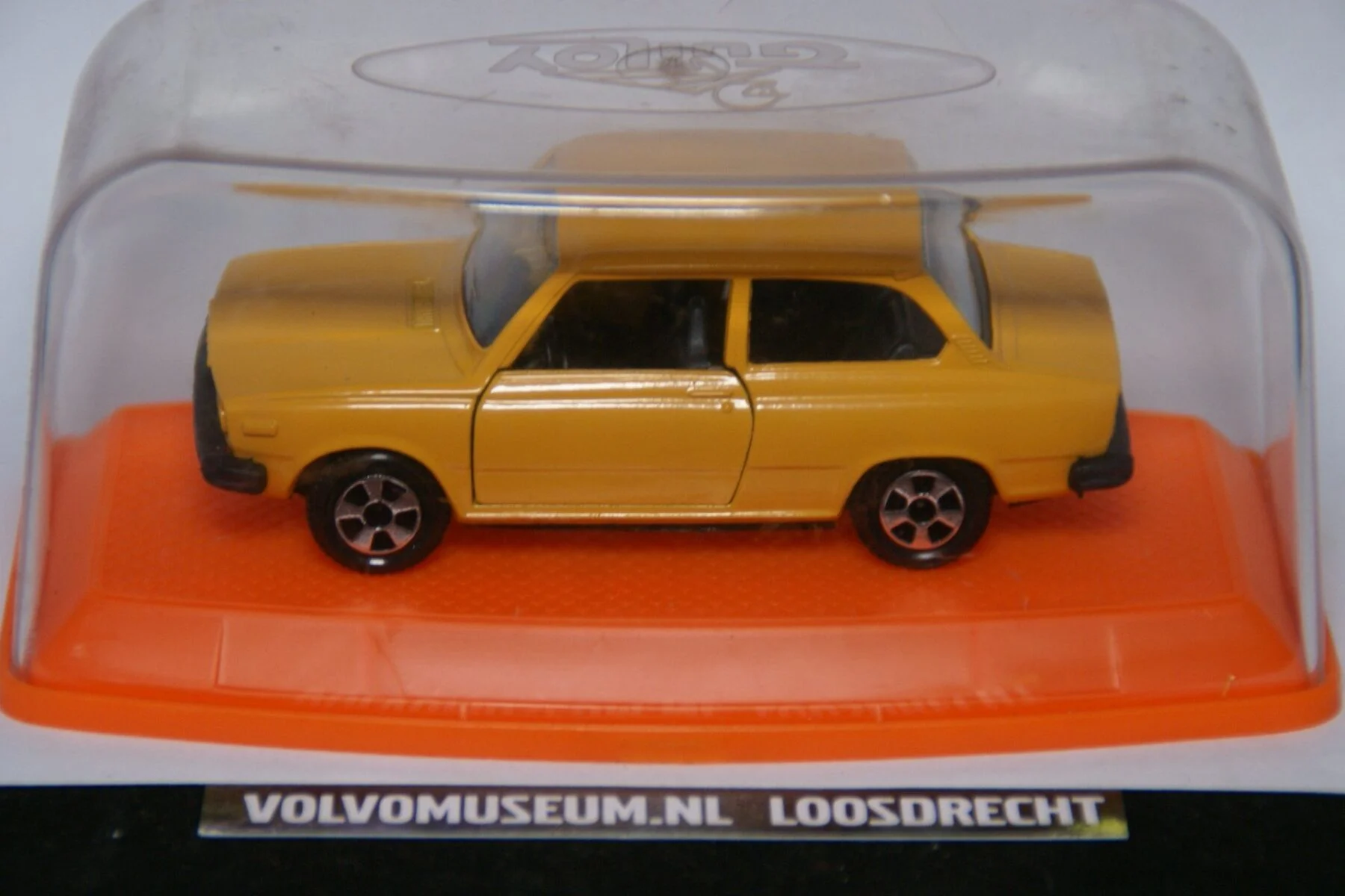 DSC02473  miniatuur Volvo 66 geel 1op43 Pilen MB