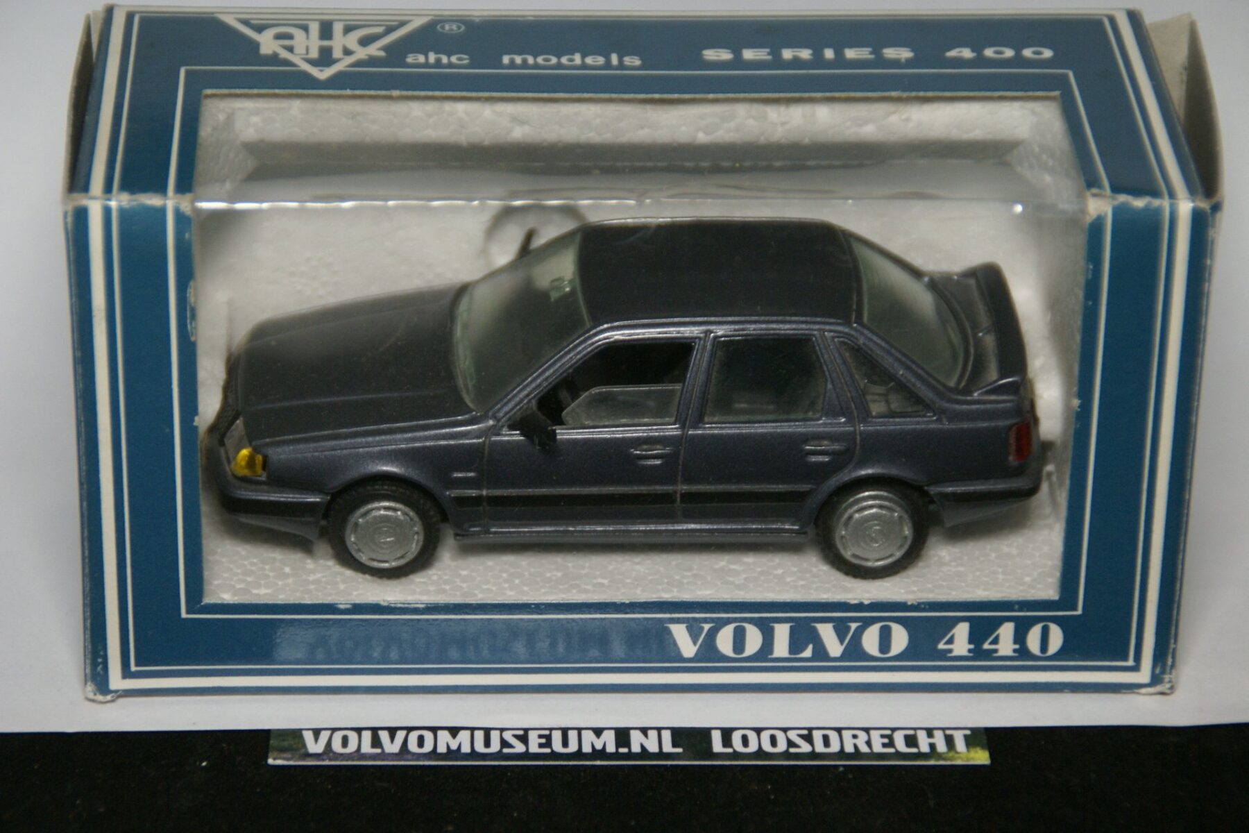DSC02478 miniatuur Volvo 440 blauw 1op43 AHC MB