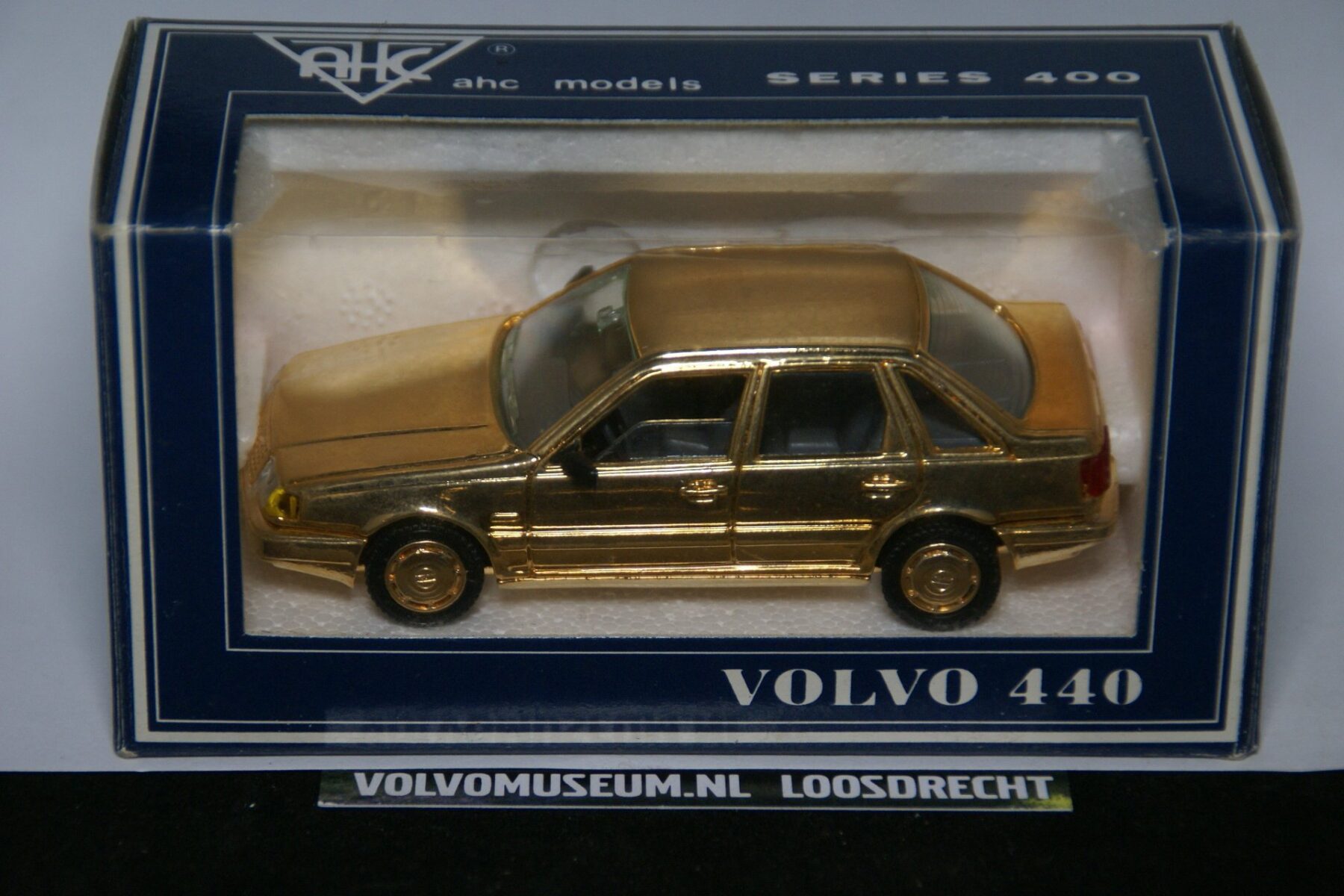DSC02479 miniatuur Volvo 440 goud 1op43 AHC MB