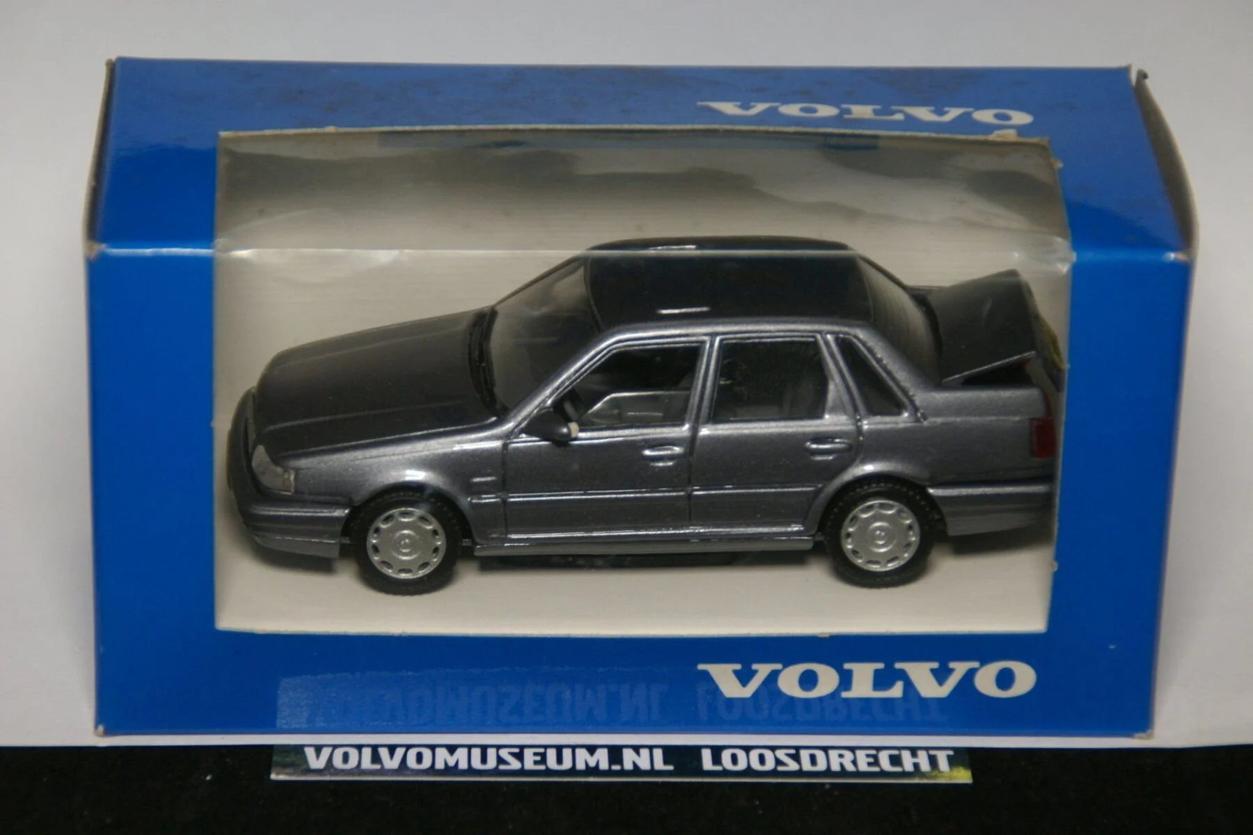 DSC02480 miniatuur Volvo 440 blauwmet 1op43 Volvo (AHC) MB
