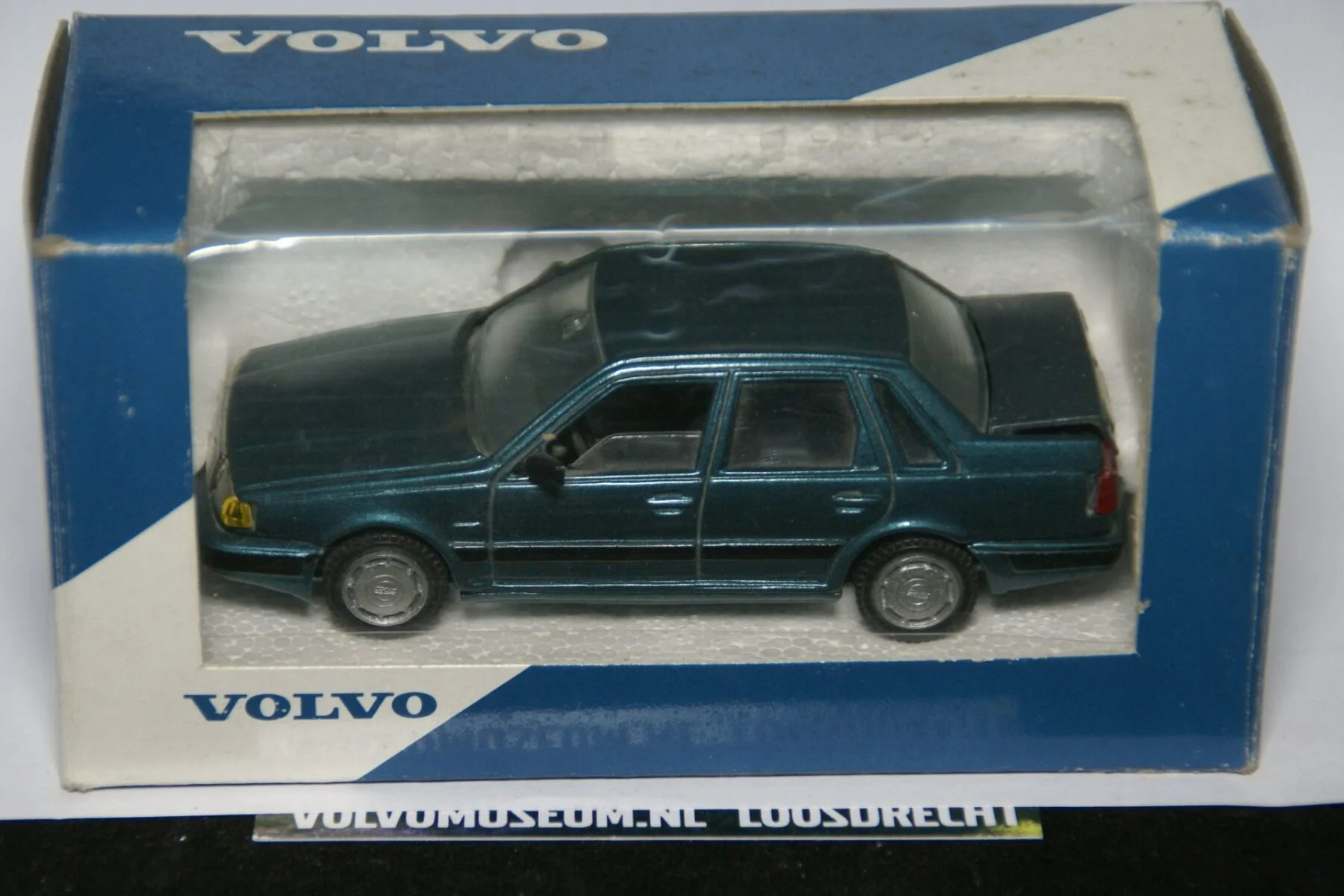 DSC02481 miniatuur Volvo 440 blauw 1op43 Volvo (AHC) MB