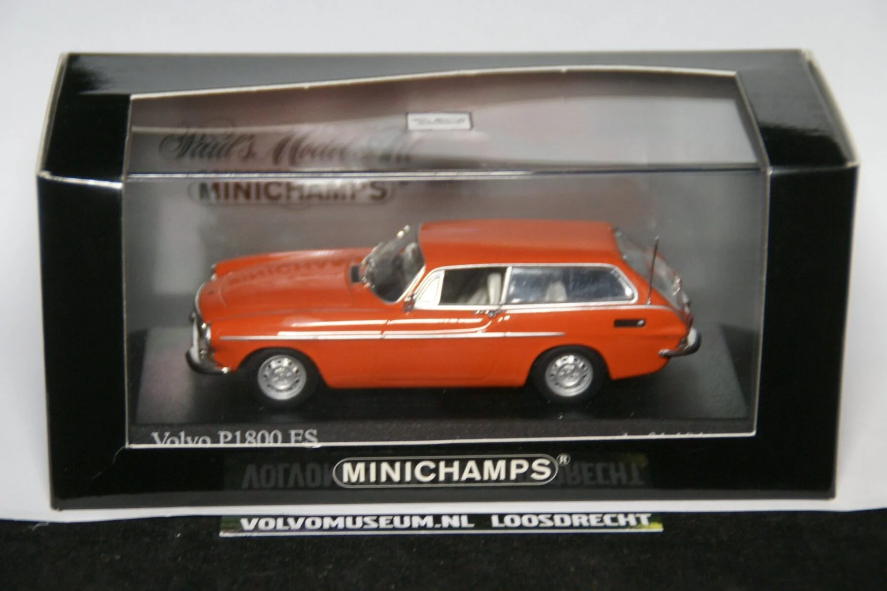 DSC02494 miniatuur Volvo 1800ES oranje 1op43 Minichamps MB