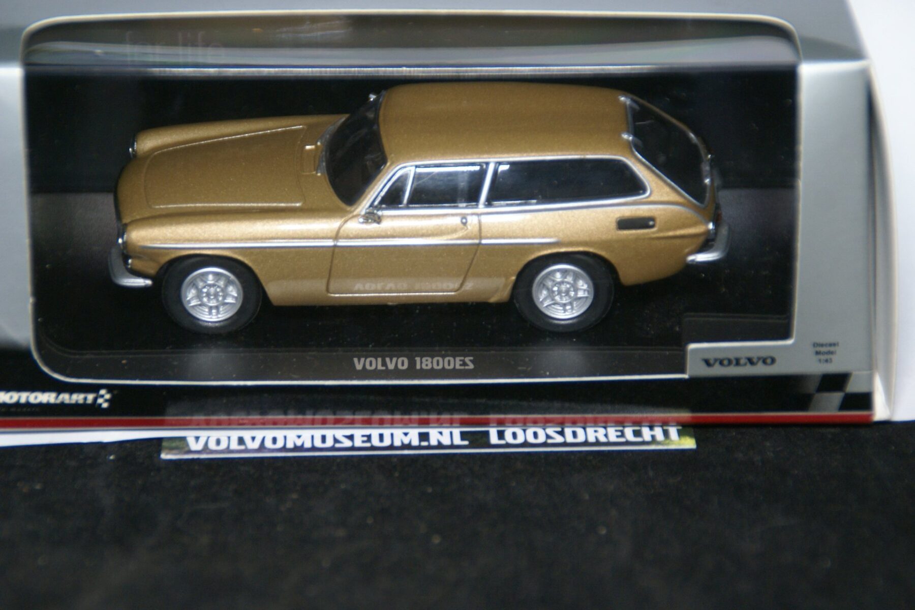 DSC02501 miniatuur 1972 Volvo 1800ES goud 1op43 Motorart 012418 MB