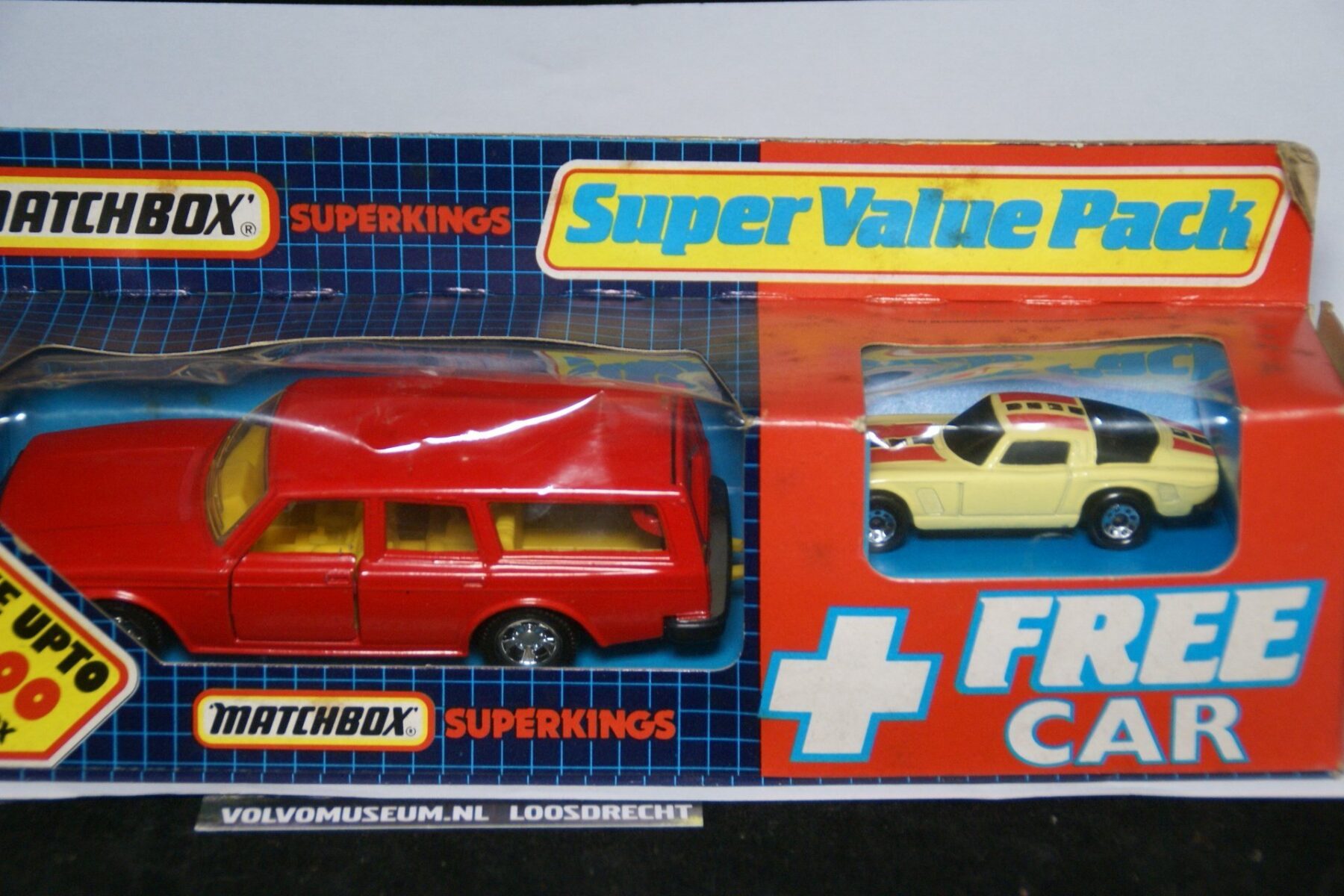 DSC02526 miniatuur Volvo 245 rood giftset met extra auto ca  1op40 Matchbox Superkings MB