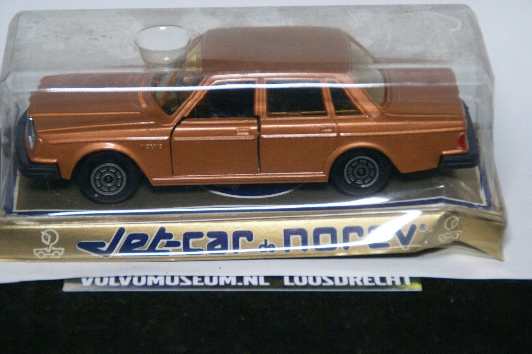 DSC02532 miniatuur Volvo 264 brons 1op43 Norev MB