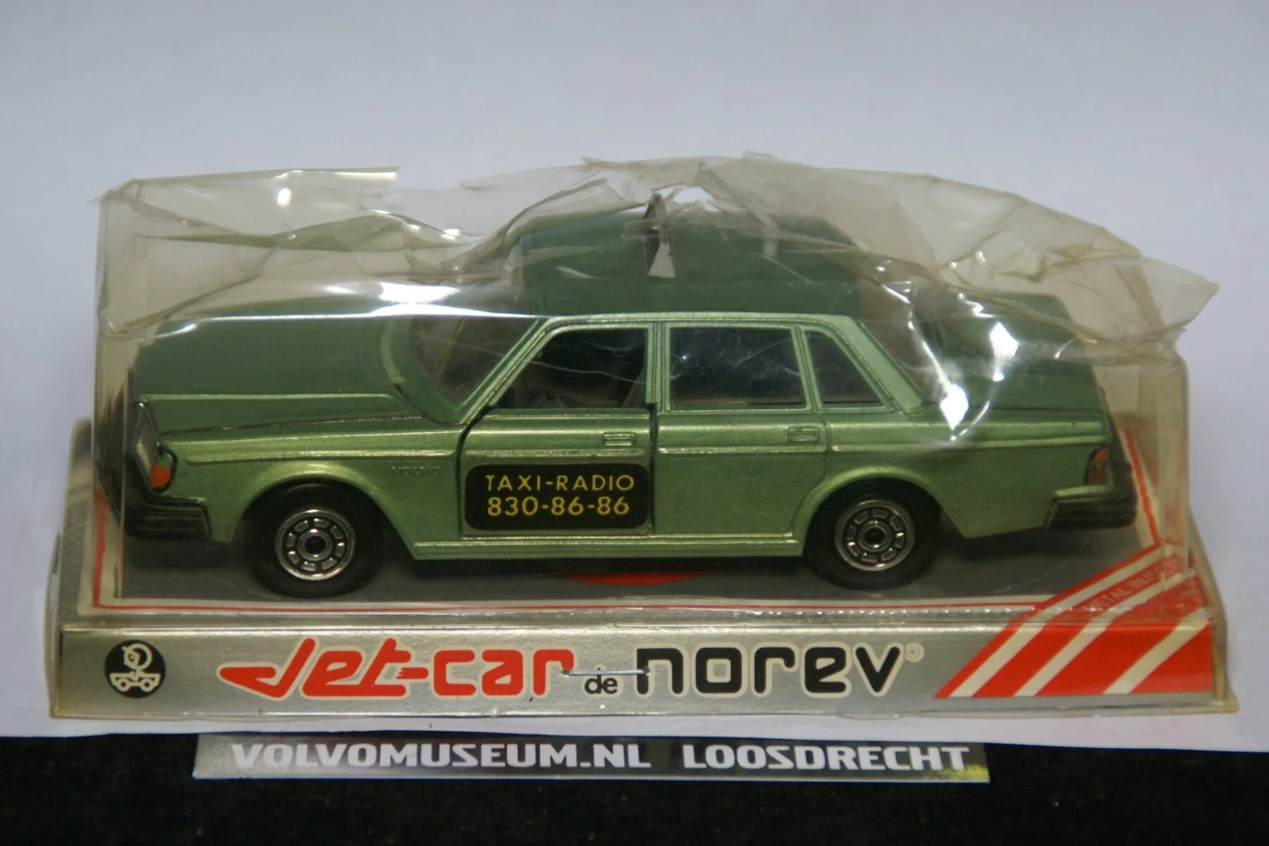 DSC02534 miniatuur Volvo 264 groen Taxi-radio 1op43 Norev MB